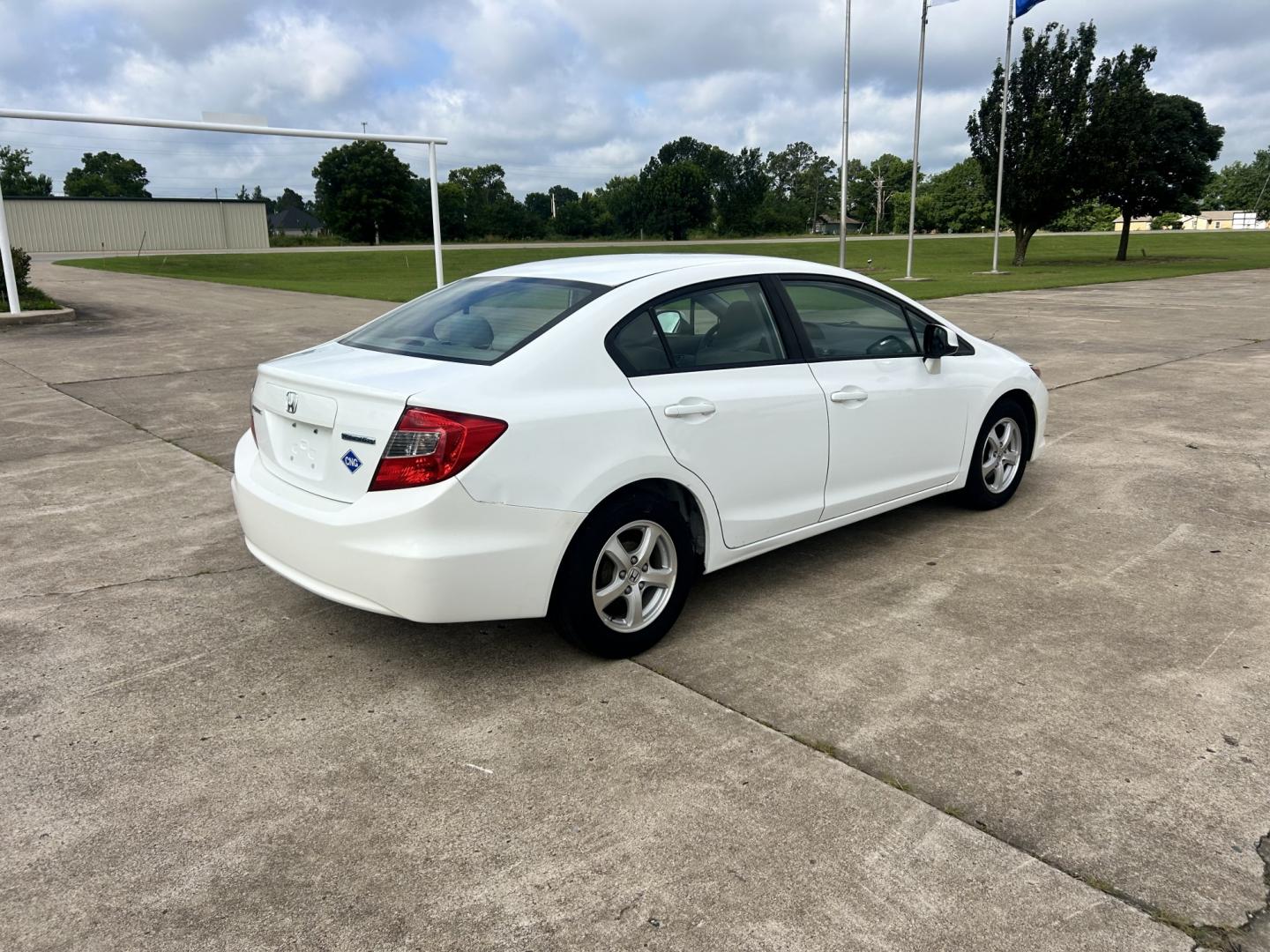 2012 White /GRAY Honda Civic (19XFB5F58CE) with an 1.8L L4 SOHC 16V CNG engine, 5-Speed Automatic transmission, located at 17760 Hwy 62, Morris, OK, 74445, (918) 733-4887, 35.609104, -95.877060 - 2012 HONDA CIVIC DEDICATED CNG (RUNS ONLY ON COMPRESSED NATURAL GAS) HAS A 1.8L 4 CYLINDER ENGINE AND IS 2WD. FEATURES MANUAL SEATS, POWER LOCKS, POWER MIRRORS, POWER WINDOWS. HAS AM/FM RADIO, CD PLAYER, AUX PORT, CRUISE CONTROL, MULTI-FUNCTION STEERING WHEEL CONTROL, HANDS FREE CALLING, AND TRACTIO- Photo#5