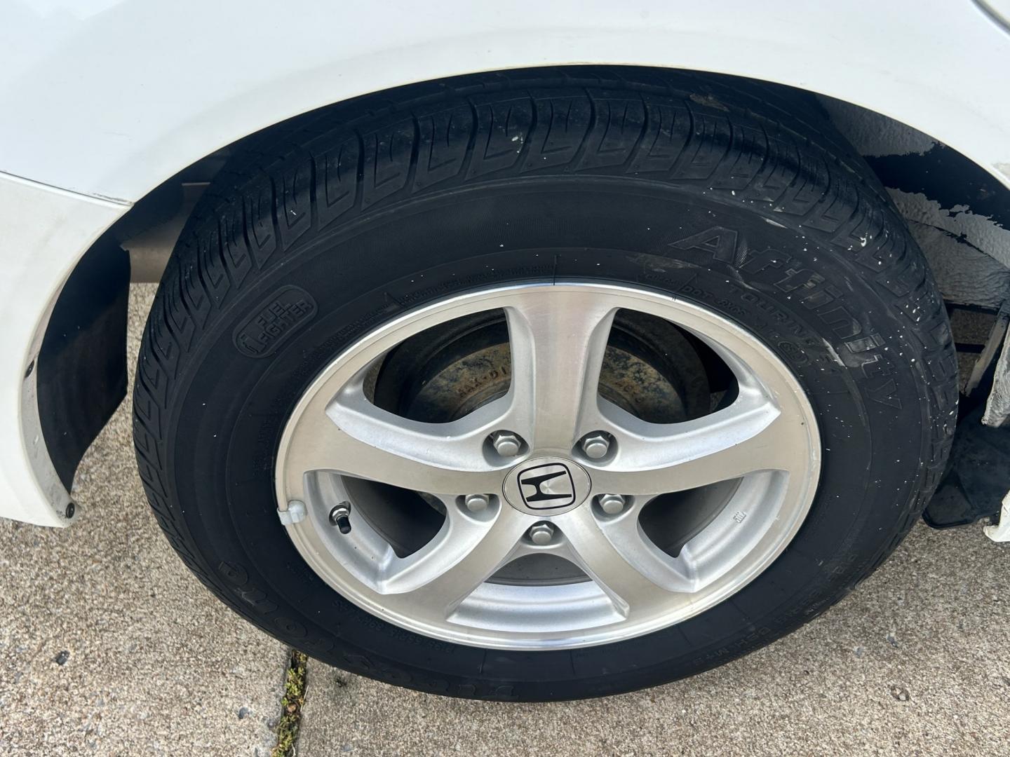 2012 White /GRAY Honda Civic (19XFB5F58CE) with an 1.8L L4 SOHC 16V CNG engine, 5-Speed Automatic transmission, located at 17760 Hwy 62, Morris, OK, 74445, (918) 733-4887, 35.609104, -95.877060 - 2012 HONDA CIVIC DEDICATED CNG (RUNS ONLY ON COMPRESSED NATURAL GAS) HAS A 1.8L 4 CYLINDER ENGINE AND IS 2WD. FEATURES MANUAL SEATS, POWER LOCKS, POWER MIRRORS, POWER WINDOWS. HAS AM/FM RADIO, CD PLAYER, AUX PORT, CRUISE CONTROL, MULTI-FUNCTION STEERING WHEEL CONTROL, HANDS FREE CALLING, AND TRACTIO- Photo#24