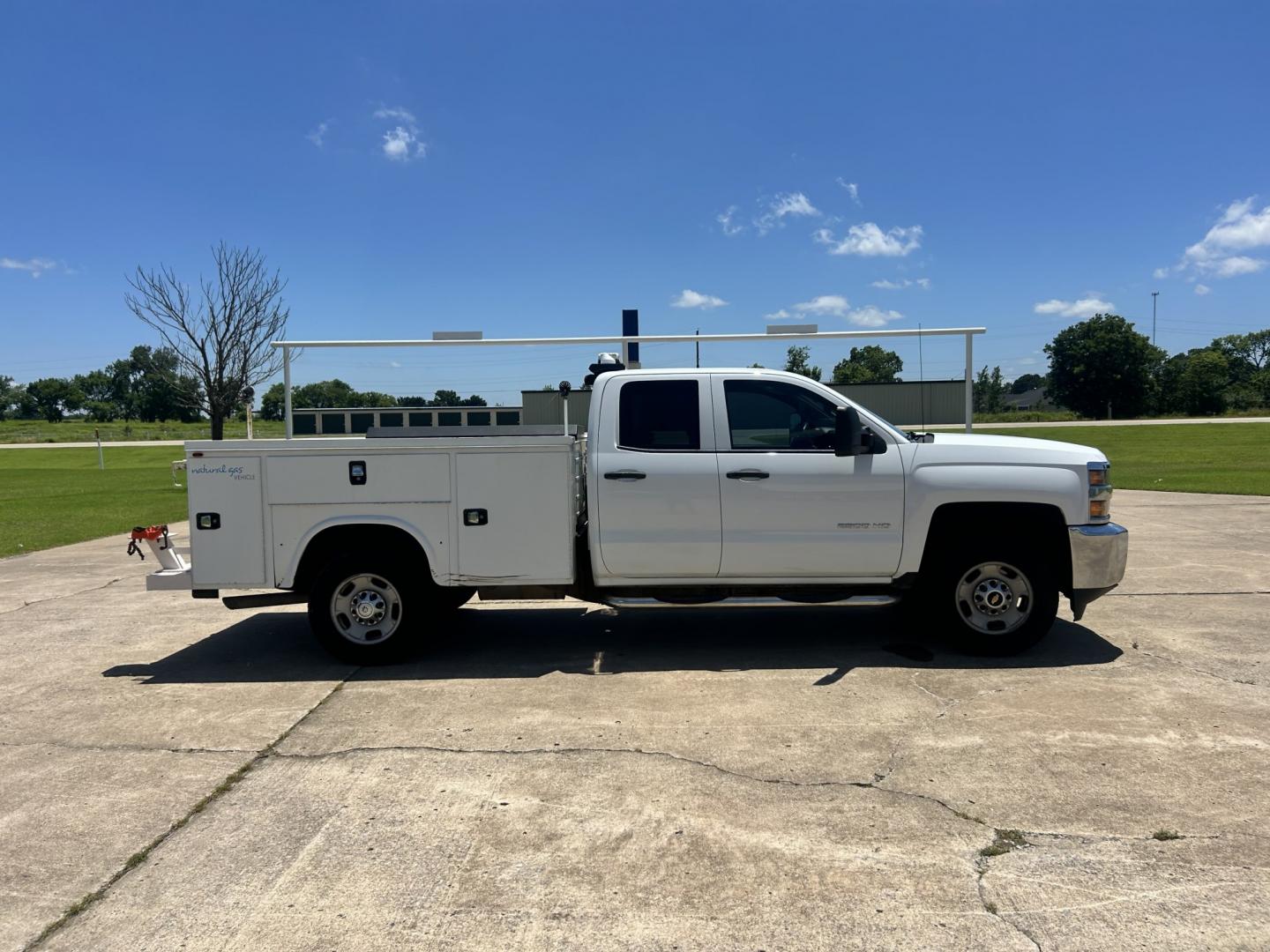2016 White /GRAY Chevrolet Silverado 2500HD (1GC2CUEG2GZ) with an 6.0L V8 OHV 16V FFV engine, 6A transmission, located at 17760 Hwy 62, Morris, OK, 74445, (918) 733-4887, 35.609104, -95.877060 - 2016 CHEVY SILVERADO 2500 HD 2WD BI-FUEL SYSTEM THAT RUNS ON CNG OR GASOLINE WITH 6.0L V8 ENIGINE. IT FEATURES POWER LOCKS, POWER WINDOWS, MANUAL SEATS, CLOTH INTERIOR, CRUSIE CONTROL, TRACTION CONTROL, AM/FM RADIO, NO BACK SEAT HAS OPEN TOOL BOX, RIDGID PIPE VISE, AND TOOL BED. ONLY 171,531 MILES W- Photo#4