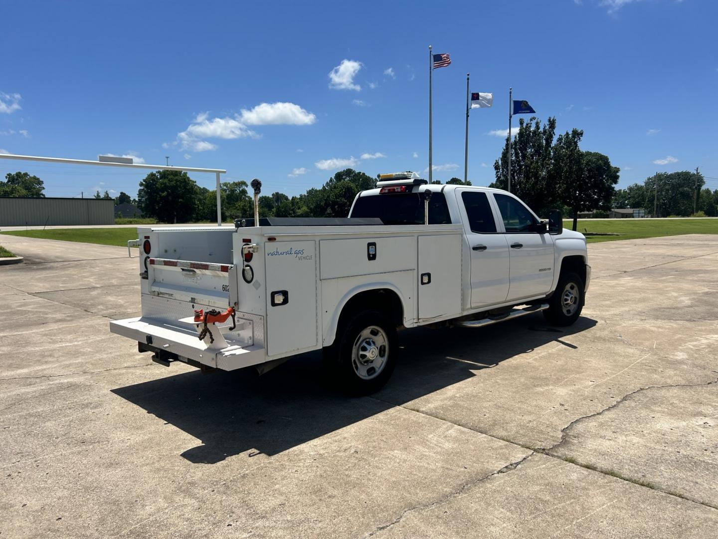 2016 White /GRAY Chevrolet Silverado 2500HD (1GC2CUEG2GZ) with an 6.0L V8 OHV 16V FFV engine, 6A transmission, located at 17760 Hwy 62, Morris, OK, 74445, (918) 733-4887, 35.609104, -95.877060 - 2016 CHEVY SILVERADO 2500 HD 2WD BI-FUEL SYSTEM THAT RUNS ON CNG OR GASOLINE WITH 6.0L V8 ENIGINE. IT FEATURES POWER LOCKS, POWER WINDOWS, MANUAL SEATS, CLOTH INTERIOR, CRUSIE CONTROL, TRACTION CONTROL, AM/FM RADIO, NO BACK SEAT HAS OPEN TOOL BOX, RIDGID PIPE VISE, AND TOOL BED. ONLY 171,531 MILES W- Photo#5