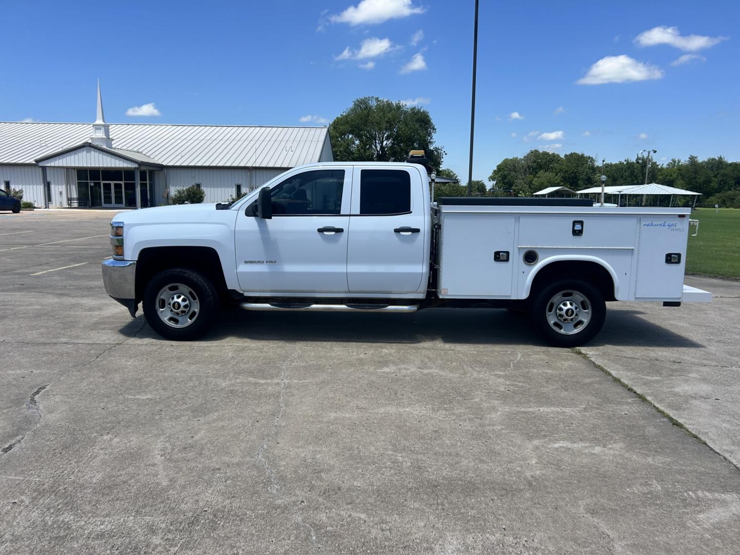 2016 White /GRAY Chevrolet Silverado 2500HD (1GC2CUEG2GZ) with an 6.0L V8 OHV 16V FFV engine, 6A transmission, located at 17760 Hwy 62, Morris, OK, 74445, (918) 733-4887, 35.609104, -95.877060 - 2016 CHEVY SILVERADO 2500 HD 2WD BI-FUEL SYSTEM THAT RUNS ON CNG OR GASOLINE WITH 6.0L V8 ENIGINE. IT FEATURES POWER LOCKS, POWER WINDOWS, MANUAL SEATS, CLOTH INTERIOR, CRUSIE CONTROL, TRACTION CONTROL, AM/FM RADIO, NO BACK SEAT HAS OPEN TOOL BOX, RIDGID PIPE VISE, AND TOOL BED. ONLY 171,531 MILES W- Photo#8