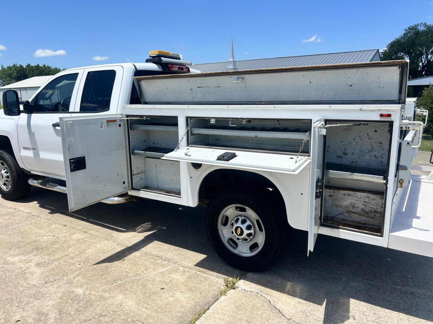 2016 White /GRAY Chevrolet Silverado 2500HD (1GC2CUEG2GZ) with an 6.0L V8 OHV 16V FFV engine, 6A transmission, located at 17760 Hwy 62, Morris, OK, 74445, (918) 733-4887, 35.609104, -95.877060 - 2016 CHEVY SILVERADO 2500 HD 2WD BI-FUEL SYSTEM THAT RUNS ON CNG OR GASOLINE WITH 6.0L V8 ENIGINE. IT FEATURES POWER LOCKS, POWER WINDOWS, MANUAL SEATS, CLOTH INTERIOR, CRUSIE CONTROL, TRACTION CONTROL, AM/FM RADIO, NO BACK SEAT HAS OPEN TOOL BOX, RIDGID PIPE VISE, AND TOOL BED. ONLY 171,531 MILES W- Photo#17