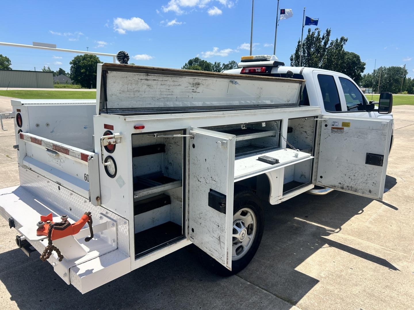2016 White /GRAY Chevrolet Silverado 2500HD (1GC2CUEG2GZ) with an 6.0L V8 OHV 16V FFV engine, 6A transmission, located at 17760 Hwy 62, Morris, OK, 74445, (918) 733-4887, 35.609104, -95.877060 - 2016 CHEVY SILVERADO 2500 HD 2WD BI-FUEL SYSTEM THAT RUNS ON CNG OR GASOLINE WITH 6.0L V8 ENIGINE. IT FEATURES POWER LOCKS, POWER WINDOWS, MANUAL SEATS, CLOTH INTERIOR, CRUSIE CONTROL, TRACTION CONTROL, AM/FM RADIO, NO BACK SEAT HAS OPEN TOOL BOX, RIDGID PIPE VISE, AND TOOL BED. ONLY 171,531 MILES W- Photo#19