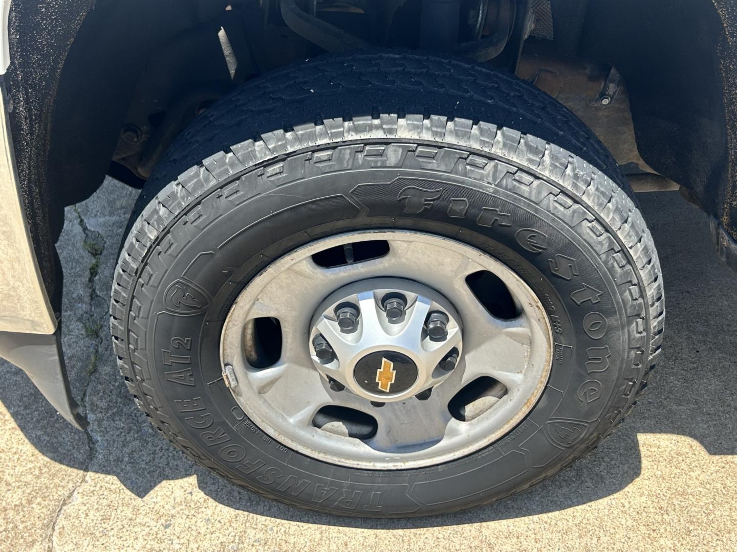 2016 White /GRAY Chevrolet Silverado 2500HD (1GC2CUEG2GZ) with an 6.0L V8 OHV 16V FFV engine, 6A transmission, located at 17760 Hwy 62, Morris, OK, 74445, (918) 733-4887, 35.609104, -95.877060 - 2016 CHEVY SILVERADO 2500 HD 2WD BI-FUEL SYSTEM THAT RUNS ON CNG OR GASOLINE WITH 6.0L V8 ENIGINE. IT FEATURES POWER LOCKS, POWER WINDOWS, MANUAL SEATS, CLOTH INTERIOR, CRUSIE CONTROL, TRACTION CONTROL, AM/FM RADIO, NO BACK SEAT HAS OPEN TOOL BOX, RIDGID PIPE VISE, AND TOOL BED. ONLY 171,531 MILES W- Photo#31