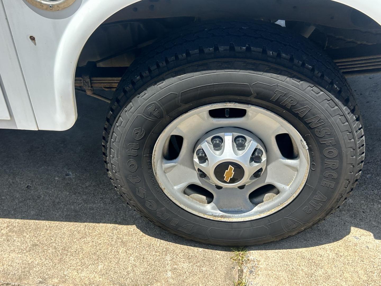 2016 White /GRAY Chevrolet Silverado 2500HD (1GC2CUEG2GZ) with an 6.0L V8 OHV 16V FFV engine, 6A transmission, located at 17760 Hwy 62, Morris, OK, 74445, (918) 733-4887, 35.609104, -95.877060 - 2016 CHEVY SILVERADO 2500 HD 2WD BI-FUEL SYSTEM THAT RUNS ON CNG OR GASOLINE WITH 6.0L V8 ENIGINE. IT FEATURES POWER LOCKS, POWER WINDOWS, MANUAL SEATS, CLOTH INTERIOR, CRUSIE CONTROL, TRACTION CONTROL, AM/FM RADIO, NO BACK SEAT HAS OPEN TOOL BOX, RIDGID PIPE VISE, AND TOOL BED. ONLY 171,531 MILES W- Photo#34