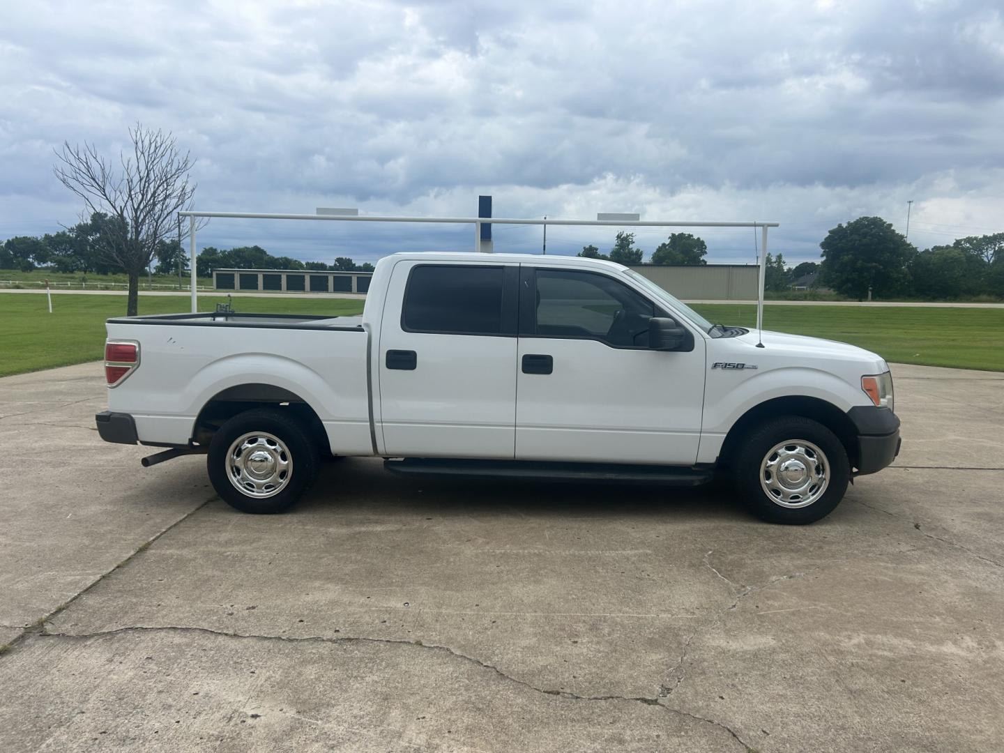 2014 White /GRAY Ford F-150 (1FTEW1CM2EK) with an 3.7L V6 DOHC 24V engine, 6-Speed Automatic transmission, located at 17760 Hwy 62, Morris, OK, 74445, (918) 733-4887, 35.609104, -95.877060 - 2014 FORD F-150 2WD 3.7L V6 DEDICATED CNG ONLY RUNS ON COMPRESSED NATURAL GAS. FEATURES KEYLESS REMOTE ENTRY, VINYL MANUAL SEATS, POWER LOCKS, POWER WINDOWS, AM/FM STEREO, AND TRACTION CONTROL. HAS 137,341 MILES WITH 255/65R17 TIRES. THIS IS A DEDICATED CNG THAT ONLY RUNS ON COMPRESSED NATURAL GAS A- Photo#4