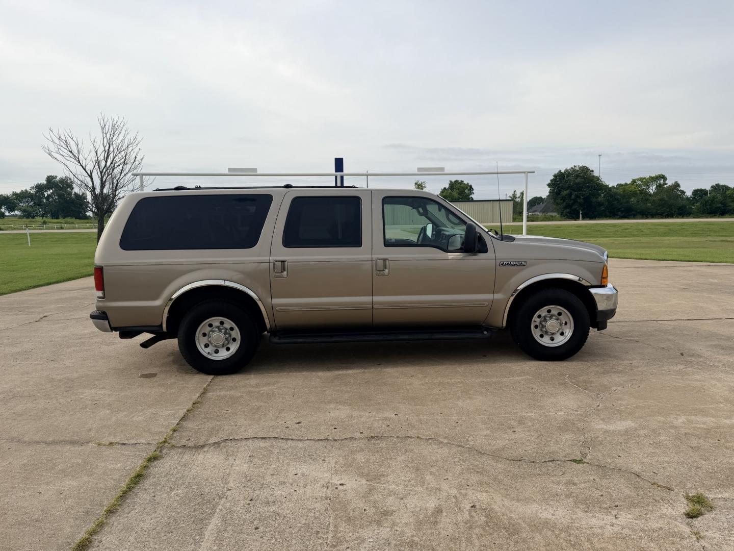 2000 GOLD /TAN Ford Excursion XLT 2WD (1FMNU40SXYE) with an 6.8L V10 SOHC 20V engine, 4A OD transmission, located at 17760 Hwy 62, Morris, OK, 74445, (918) 733-4887, 35.609104, -95.877060 - 2000 FORD EXCURSION 2WD HAS 6.8L V10 ENGINE. FEATURING POWER LOCKS, POWER WINDOWS, POWER SEATS, POWER MIRRORS, CLOTH INTERIOR, AM/FM STEREO, CD PLAYER, CASSETTE PLAYER, REAR CLIMATE CONTROL, CRUISE CONTROL, AND 3RD ROW SEATING. TIRES LT265/75R16 TIRES AND 217,879 MILES. HAS A CLEAN TITLE. WE OFFER- Photo#3