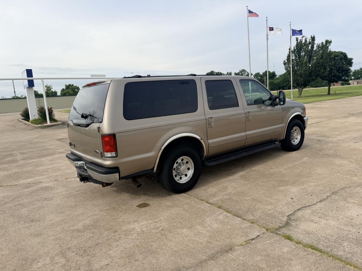 2000 GOLD /TAN Ford Excursion XLT 2WD (1FMNU40SXYE) with an 6.8L V10 SOHC 20V engine, 4A OD transmission, located at 17760 Hwy 62, Morris, OK, 74445, (918) 733-4887, 35.609104, -95.877060 - 2000 FORD EXCURSION 2WD HAS 6.8L V10 ENGINE. FEATURING POWER LOCKS, POWER WINDOWS, POWER SEATS, POWER MIRRORS, CLOTH INTERIOR, AM/FM STEREO, CD PLAYER, CASSETTE PLAYER, REAR CLIMATE CONTROL, CRUISE CONTROL, AND 3RD ROW SEATING. TIRES LT265/75R16 TIRES AND 217,879 MILES. HAS A CLEAN TITLE. WE OFFER- Photo#4