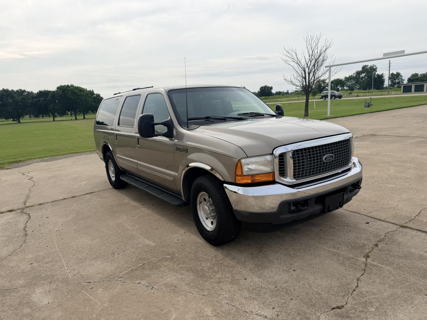 2000 GOLD /TAN Ford Excursion XLT 2WD (1FMNU40SXYE) with an 6.8L V10 SOHC 20V engine, 4A OD transmission, located at 17760 Hwy 62, Morris, OK, 74445, (918) 733-4887, 35.609104, -95.877060 - 2000 FORD EXCURSION 2WD HAS 6.8L V10 ENGINE. FEATURING POWER LOCKS, POWER WINDOWS, POWER SEATS, POWER MIRRORS, CLOTH INTERIOR, AM/FM STEREO, CD PLAYER, CASSETTE PLAYER, REAR CLIMATE CONTROL, CRUISE CONTROL, AND 3RD ROW SEATING. TIRES LT265/75R16 TIRES AND 217,879 MILES. HAS A CLEAN TITLE. WE OFFER- Photo#2