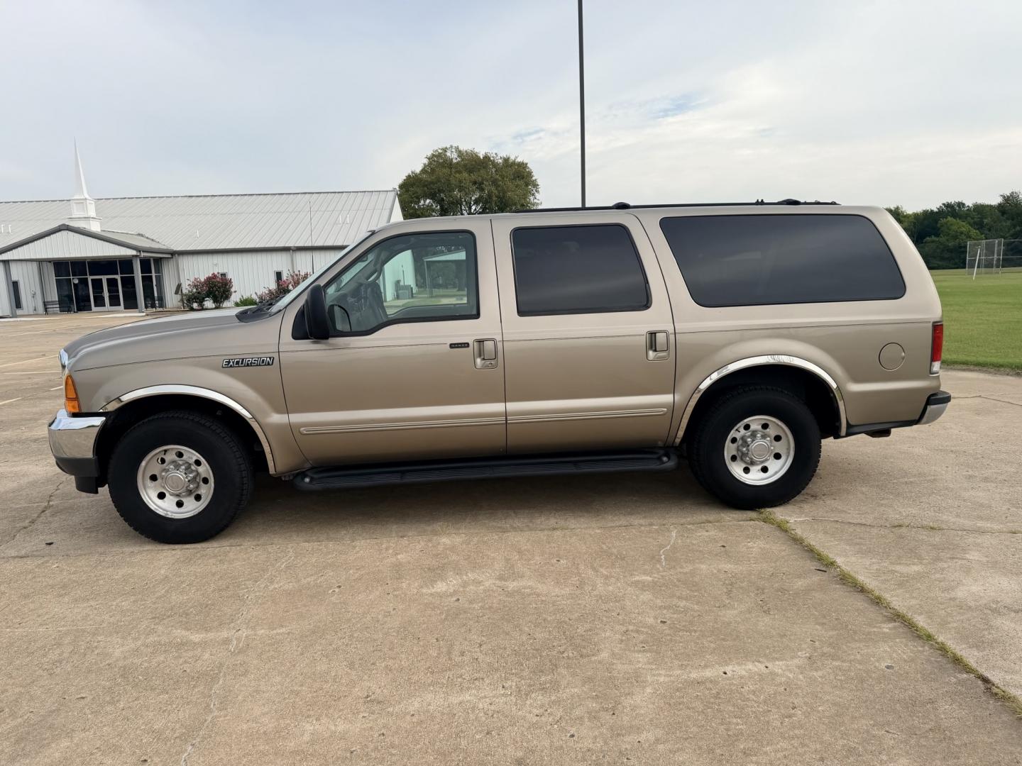2000 GOLD /TAN Ford Excursion XLT 2WD (1FMNU40SXYE) with an 6.8L V10 SOHC 20V engine, 4A OD transmission, located at 17760 Hwy 62, Morris, OK, 74445, (918) 733-4887, 35.609104, -95.877060 - 2000 FORD EXCURSION 2WD HAS 6.8L V10 ENGINE. FEATURING POWER LOCKS, POWER WINDOWS, POWER SEATS, POWER MIRRORS, CLOTH INTERIOR, AM/FM STEREO, CD PLAYER, CASSETTE PLAYER, REAR CLIMATE CONTROL, CRUISE CONTROL, AND 3RD ROW SEATING. TIRES LT265/75R16 TIRES AND 217,879 MILES. HAS A CLEAN TITLE. WE OFFER- Photo#7
