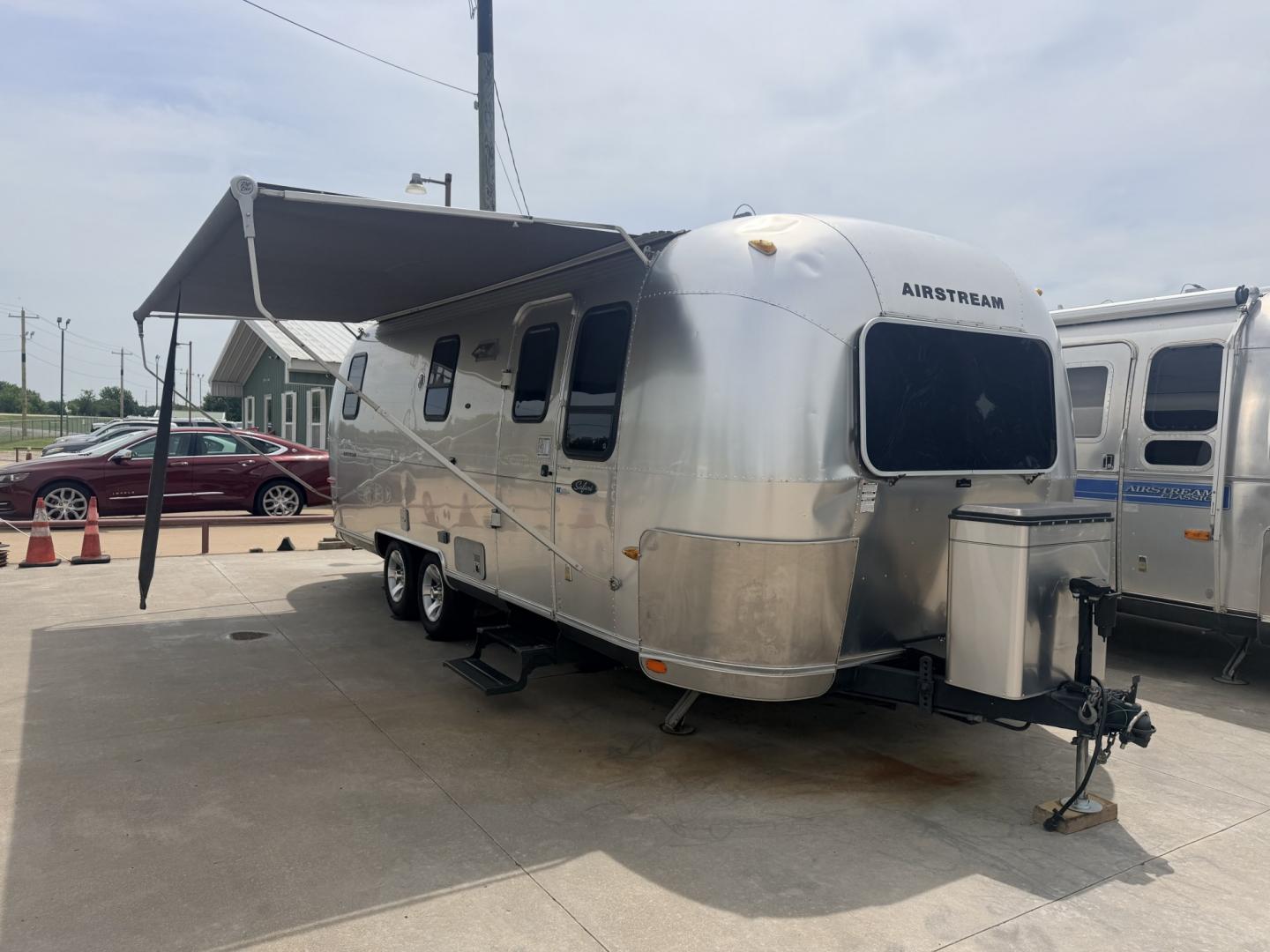 2005 Silver /TAN AIRSTREAM SAFARI - (1STGPYJ295J) , located at 17760 Hwy 62, Morris, OK, 74445, 35.609104, -95.877060 - 2005 AIRSTREAM SAFARI 25.5FT OVERALL WITH 16FT MANUAL AWNING. IN THE LIVING AND KITCHEN AREA IS A SOFA THAT FOLDS DOWN FOR ADDITIONAL SLEEPING, STORAGE UNDER THE SOFA, OVERHEAD CABINETS, FOLD OUT DINETTE TABLE, FOLD OUT END TABLE, 3 BURNING STOVE WITH OVEN, DOUBLE STAINLESS STEEL SINK, OVERHEAD CAB- Photo#0