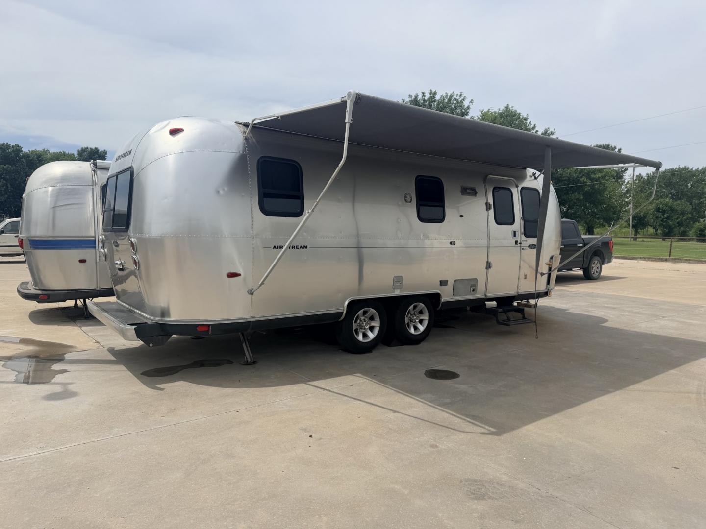2005 Silver /TAN AIRSTREAM SAFARI - (1STGPYJ295J) , located at 17760 Hwy 62, Morris, OK, 74445, 35.609104, -95.877060 - 2005 AIRSTREAM SAFARI 25.5FT OVERALL WITH 16FT MANUAL AWNING. IN THE LIVING AND KITCHEN AREA IS A SOFA THAT FOLDS DOWN FOR ADDITIONAL SLEEPING, STORAGE UNDER THE SOFA, OVERHEAD CABINETS, FOLD OUT DINETTE TABLE, FOLD OUT END TABLE, 3 BURNING STOVE WITH OVEN, DOUBLE STAINLESS STEEL SINK, OVERHEAD CAB- Photo#2