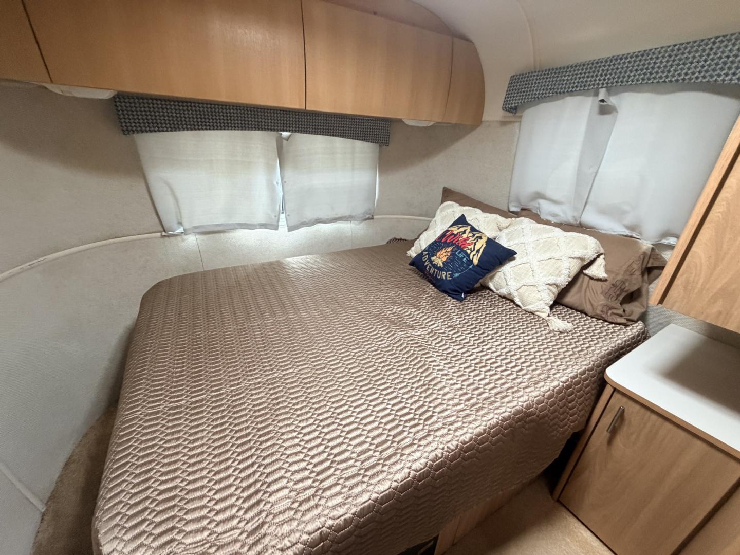 2005 Silver /TAN AIRSTREAM SAFARI - (1STGPYJ295J) , located at 17760 Hwy 62, Morris, OK, 74445, 35.609104, -95.877060 - 2005 AIRSTREAM SAFARI 25.5FT OVERALL WITH 16FT MANUAL AWNING. IN THE LIVING AND KITCHEN AREA IS A SOFA THAT FOLDS DOWN FOR ADDITIONAL SLEEPING, STORAGE UNDER THE SOFA, OVERHEAD CABINETS, FOLD OUT DINETTE TABLE, FOLD OUT END TABLE, 3 BURNING STOVE WITH OVEN, DOUBLE STAINLESS STEEL SINK, OVERHEAD CAB- Photo#25