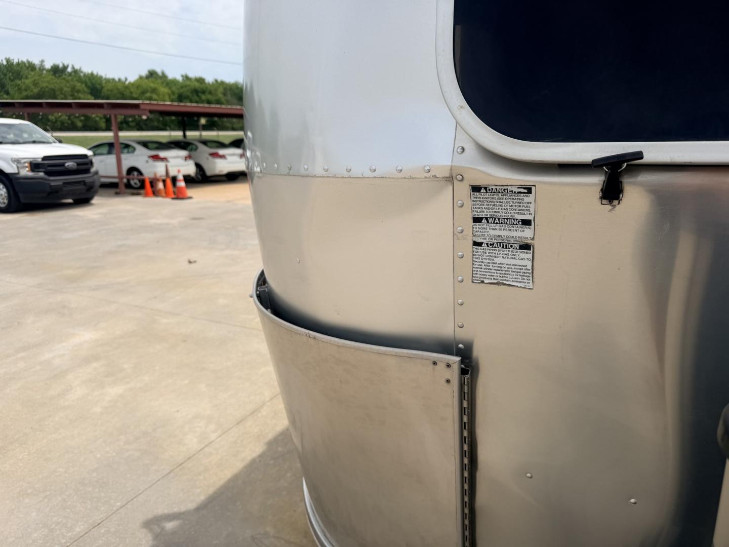 2005 Silver /TAN AIRSTREAM SAFARI - (1STGPYJ295J) , located at 17760 Hwy 62, Morris, OK, 74445, 35.609104, -95.877060 - 2005 AIRSTREAM SAFARI 25.5FT OVERALL WITH 16FT MANUAL AWNING. IN THE LIVING AND KITCHEN AREA IS A SOFA THAT FOLDS DOWN FOR ADDITIONAL SLEEPING, STORAGE UNDER THE SOFA, OVERHEAD CABINETS, FOLD OUT DINETTE TABLE, FOLD OUT END TABLE, 3 BURNING STOVE WITH OVEN, DOUBLE STAINLESS STEEL SINK, OVERHEAD CAB- Photo#33