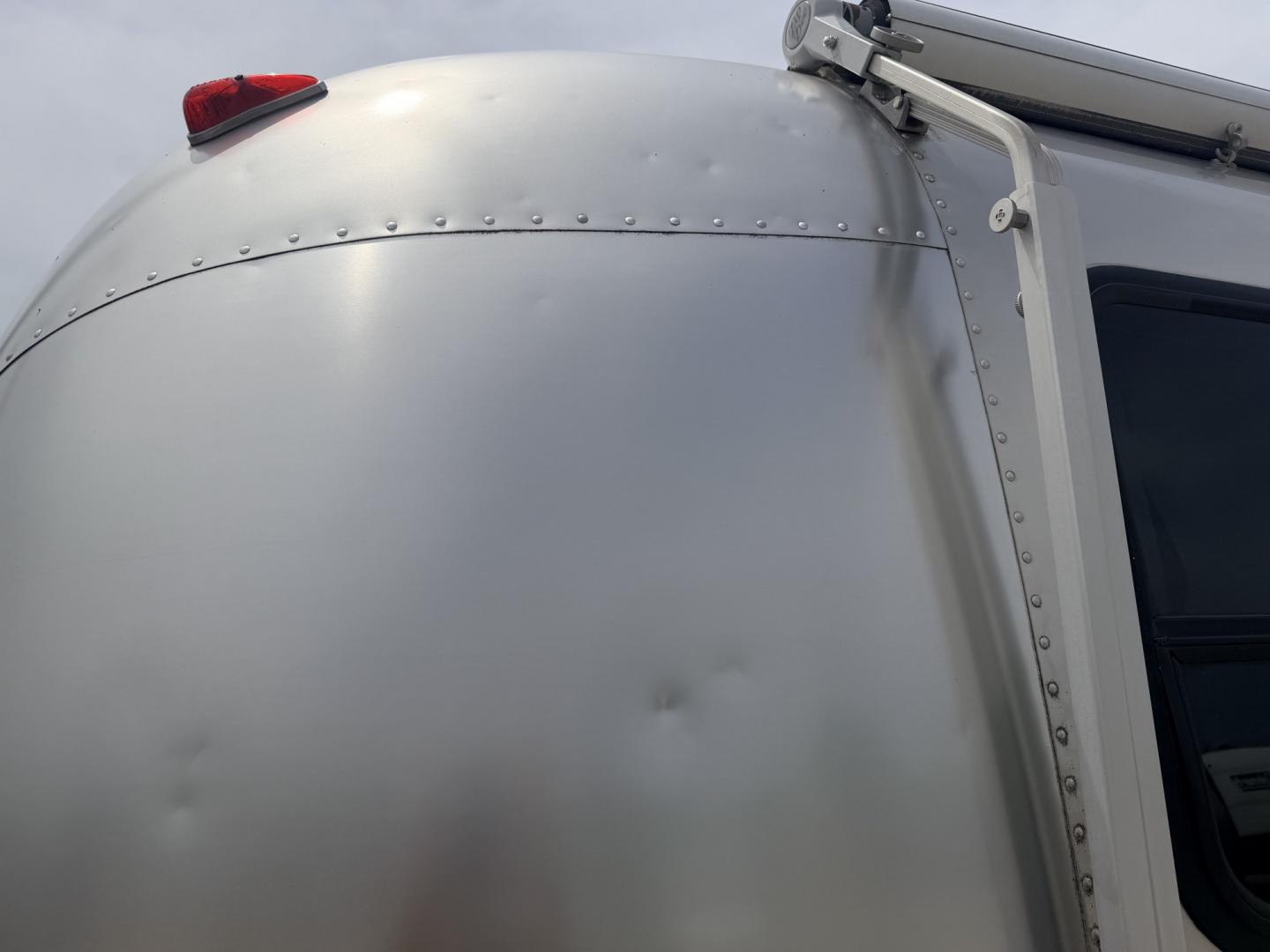 2005 Silver /TAN AIRSTREAM SAFARI - (1STGPYJ295J) , located at 17760 Hwy 62, Morris, OK, 74445, 35.609104, -95.877060 - 2005 AIRSTREAM SAFARI 25.5FT OVERALL WITH 16FT MANUAL AWNING. IN THE LIVING AND KITCHEN AREA IS A SOFA THAT FOLDS DOWN FOR ADDITIONAL SLEEPING, STORAGE UNDER THE SOFA, OVERHEAD CABINETS, FOLD OUT DINETTE TABLE, FOLD OUT END TABLE, 3 BURNING STOVE WITH OVEN, DOUBLE STAINLESS STEEL SINK, OVERHEAD CAB- Photo#35