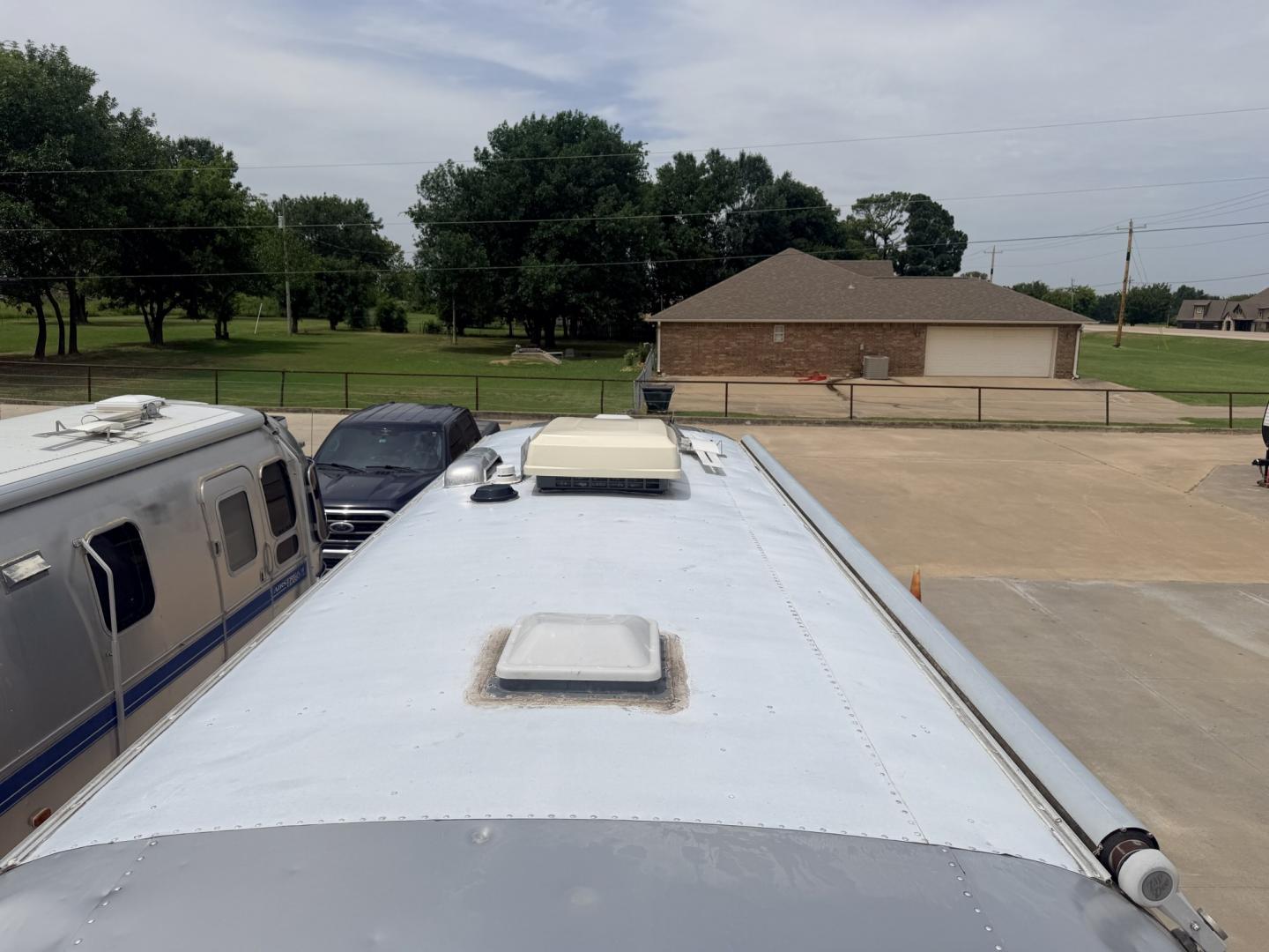 2005 Silver /TAN AIRSTREAM SAFARI - (1STGPYJ295J) , located at 17760 Hwy 62, Morris, OK, 74445, 35.609104, -95.877060 - 2005 AIRSTREAM SAFARI 25.5FT OVERALL WITH 16FT MANUAL AWNING. IN THE LIVING AND KITCHEN AREA IS A SOFA THAT FOLDS DOWN FOR ADDITIONAL SLEEPING, STORAGE UNDER THE SOFA, OVERHEAD CABINETS, FOLD OUT DINETTE TABLE, FOLD OUT END TABLE, 3 BURNING STOVE WITH OVEN, DOUBLE STAINLESS STEEL SINK, OVERHEAD CAB- Photo#38