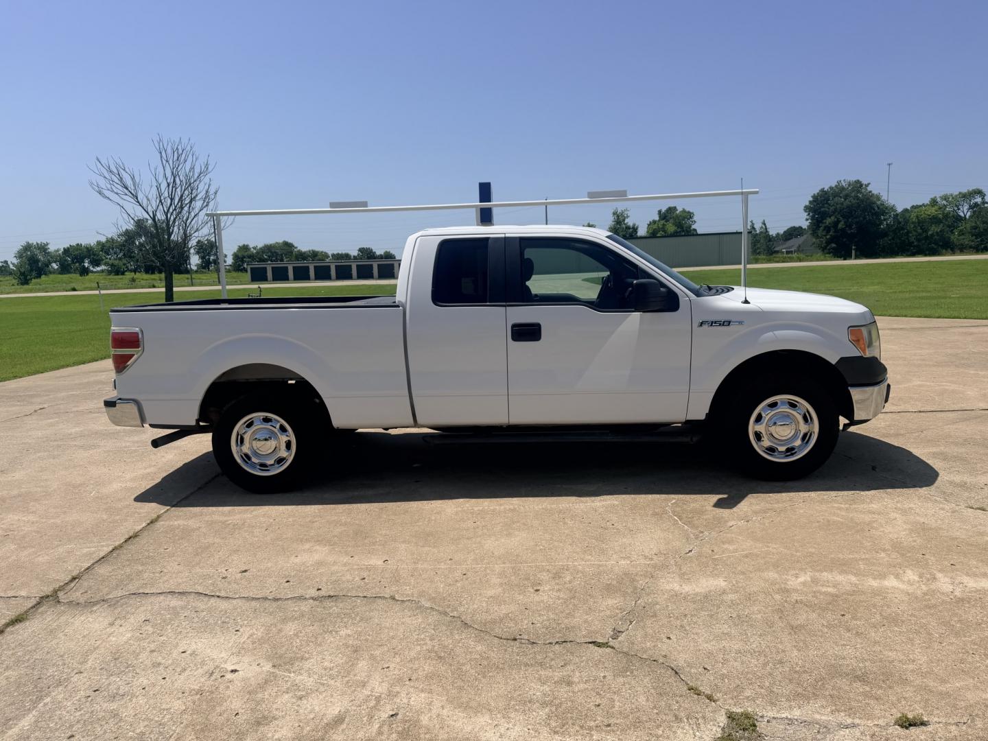 2014 White /Gray Ford F-150 XL (1FTEX1EM4EK) with an 3.7L V6 DOHC 24V engine, 6A transmission, located at 17760 Hwy 62, Morris, OK, 74445, (918) 733-4887, 35.609104, -95.877060 - 2014 FORD F-150 4WD HAS THE 3.7L V6 ENIGINE BI-FUEL SYSTEM RUNS ON CNG OR GASOLINE. FEATURES KEYLESS REMOTE ENTRY, CLOTH MANUAL SEATS, POWER LOCKS, POWER WINDOWS, AM/FM STEREO, SIRIUS XM STEREO, CD PLAYER, AUXILLARY PORT, CRUISE CONTROL, TRACTION CONTROL, MULTI STEERING WHEEL CONTROLS, AND BEDLINER.- Photo#3