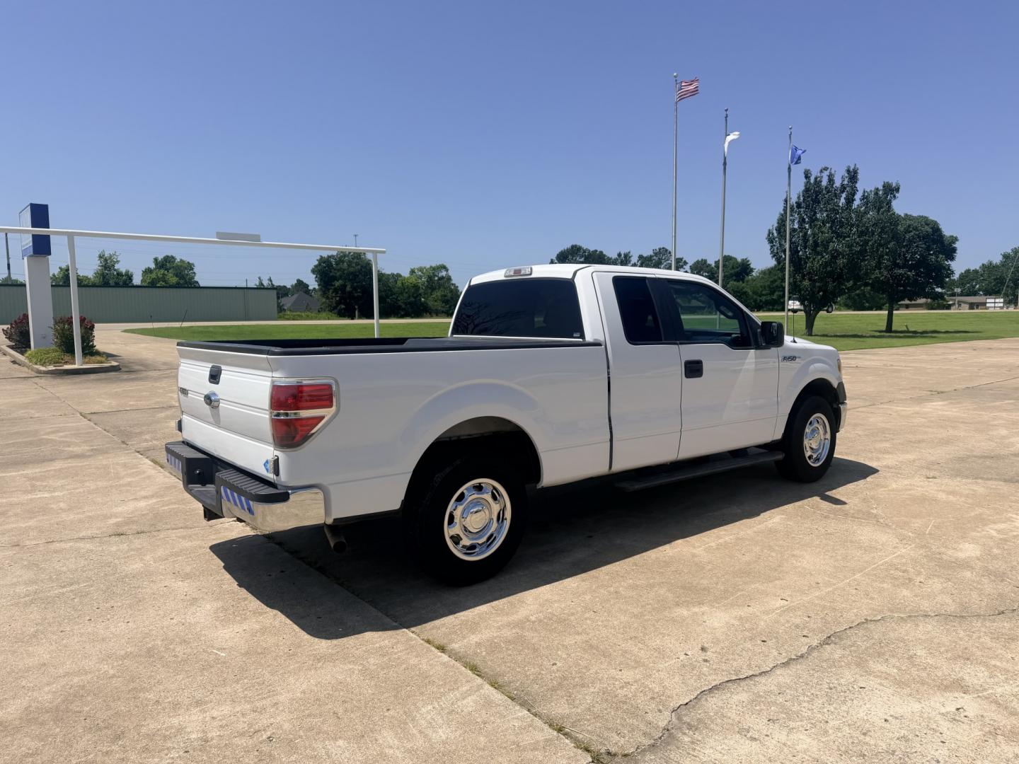 2014 White /Gray Ford F-150 XL (1FTEX1EM4EK) with an 3.7L V6 DOHC 24V engine, 6A transmission, located at 17760 Hwy 62, Morris, OK, 74445, (918) 733-4887, 35.609104, -95.877060 - 2014 FORD F-150 4WD HAS THE 3.7L V6 ENIGINE BI-FUEL SYSTEM RUNS ON CNG OR GASOLINE. FEATURES KEYLESS REMOTE ENTRY, CLOTH MANUAL SEATS, POWER LOCKS, POWER WINDOWS, AM/FM STEREO, SIRIUS XM STEREO, CD PLAYER, AUXILLARY PORT, CRUISE CONTROL, TRACTION CONTROL, MULTI STEERING WHEEL CONTROLS, AND BEDLINER.- Photo#4