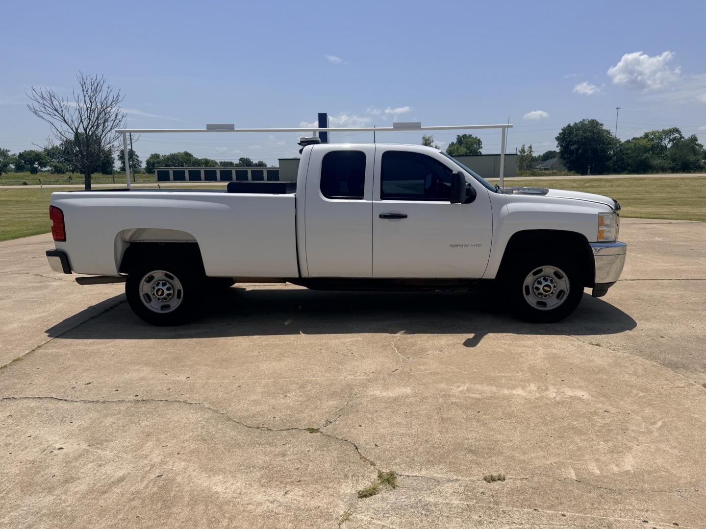 2013 White /BLACK Chevrolet Silverado 2500HD Work Truck Ext. Cab 2WD (1GC2CVCB0DZ) with an 6.0L V8 OHV 16V CNG engine, 6A transmission, located at 17760 Hwy 62, Morris, OK, 74445, (918) 733-4887, 35.609104, -95.877060 - 2013 CHEVY SILVERADO 2500 HD 2WD BI-FUEL SYSTEM RUNS ON CNG OR GASOLINE WITH THE 6.0L V8 ENGINE. IT FEATURES MANUAL SEATS, CLOTH INTERIOR, POWER LOCKS, MANUAL WINDOWS, AM/FM RADIO, CRUSIE CONTROL, TRACTION CONTROL, TAILER BRAKES, SAFETY LIGHT AND BED MATT. ONLY 179,449 MILES WITH FIRESTONE TIRES 245- Photo#4