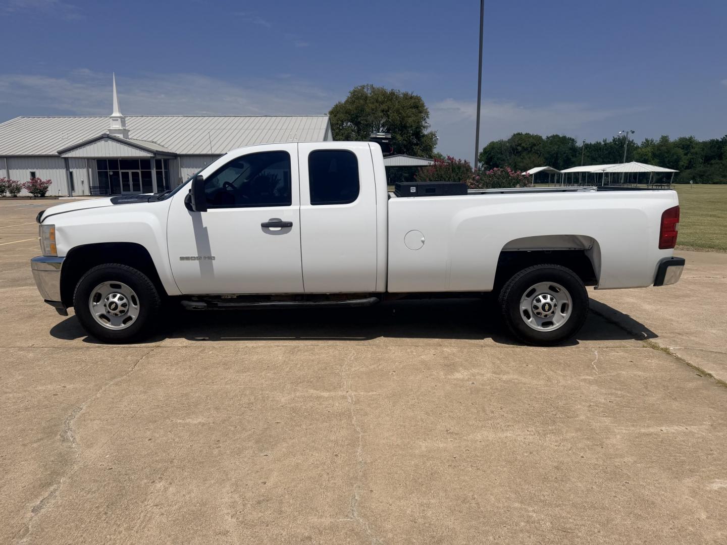 2013 White /BLACK Chevrolet Silverado 2500HD Work Truck Ext. Cab 2WD (1GC2CVCB0DZ) with an 6.0L V8 OHV 16V CNG engine, 6A transmission, located at 17760 Hwy 62, Morris, OK, 74445, (918) 733-4887, 35.609104, -95.877060 - 2013 CHEVY SILVERADO 2500 HD 2WD BI-FUEL SYSTEM RUNS ON CNG OR GASOLINE WITH THE 6.0L V8 ENGINE. IT FEATURES MANUAL SEATS, CLOTH INTERIOR, POWER LOCKS, MANUAL WINDOWS, AM/FM RADIO, CRUSIE CONTROL, TRACTION CONTROL, TAILER BRAKES, SAFETY LIGHT AND BED MATT. ONLY 179,449 MILES WITH FIRESTONE TIRES 245- Photo#8