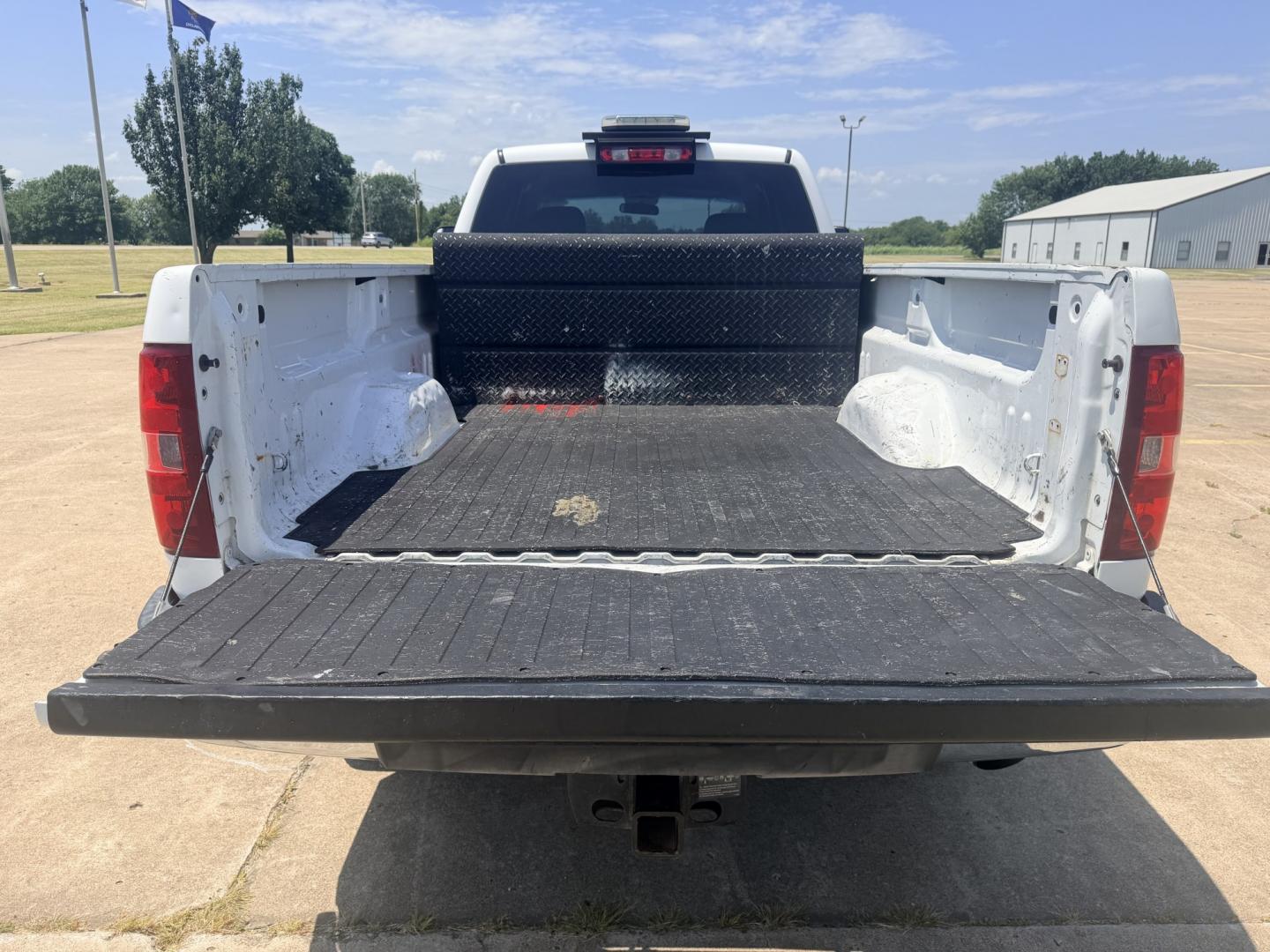 2013 White /BLACK Chevrolet Silverado 2500HD Work Truck Ext. Cab 2WD (1GC2CVCB0DZ) with an 6.0L V8 OHV 16V CNG engine, 6A transmission, located at 17760 Hwy 62, Morris, OK, 74445, (918) 733-4887, 35.609104, -95.877060 - 2013 CHEVY SILVERADO 2500 HD 2WD BI-FUEL SYSTEM RUNS ON CNG OR GASOLINE WITH THE 6.0L V8 ENGINE. IT FEATURES MANUAL SEATS, CLOTH INTERIOR, POWER LOCKS, MANUAL WINDOWS, AM/FM RADIO, CRUSIE CONTROL, TRACTION CONTROL, TAILER BRAKES, SAFETY LIGHT AND BED MATT. ONLY 179,449 MILES WITH FIRESTONE TIRES 245- Photo#15