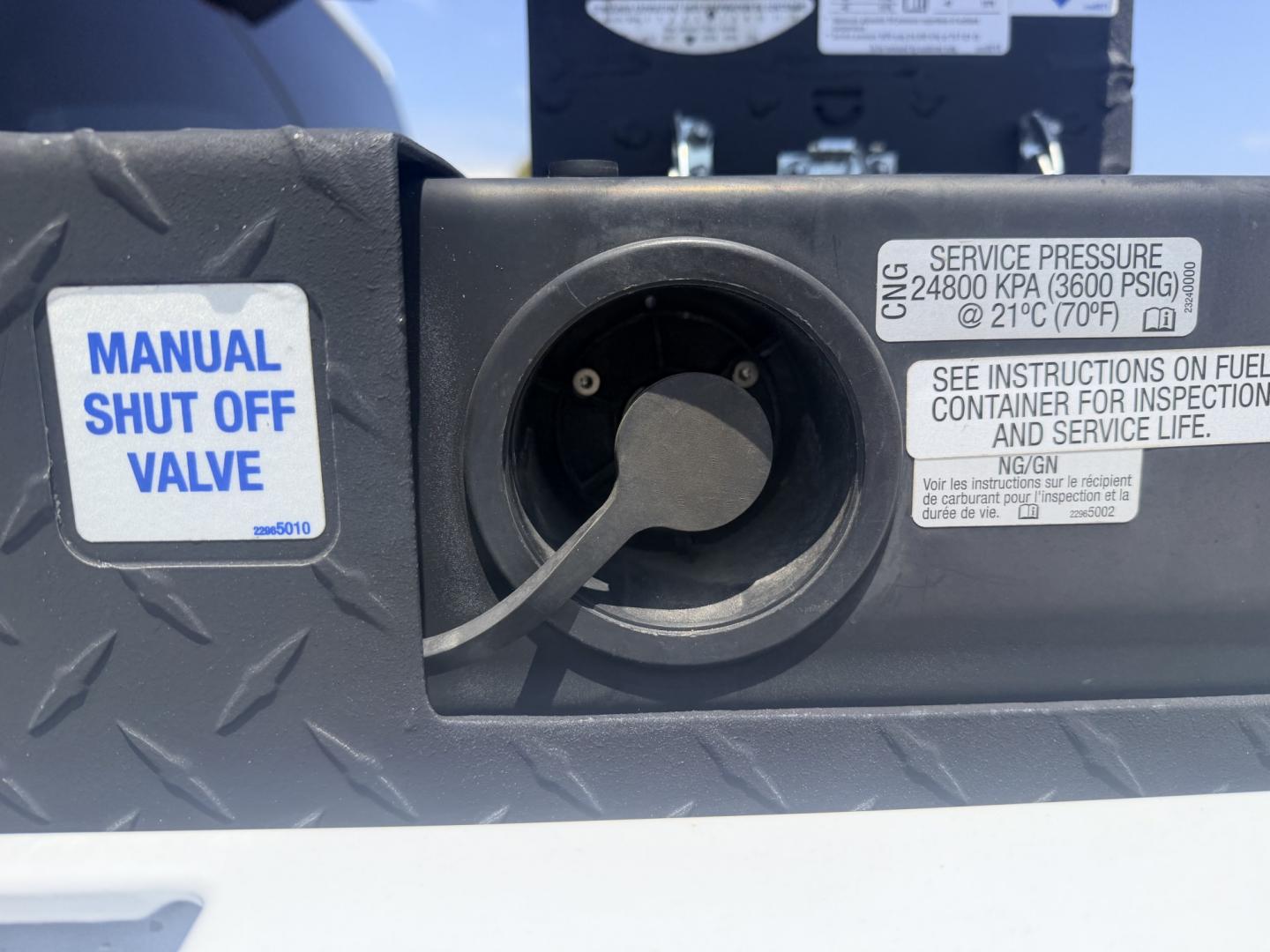 2013 White /BLACK Chevrolet Silverado 2500HD Work Truck Ext. Cab 2WD (1GC2CVCB0DZ) with an 6.0L V8 OHV 16V CNG engine, 6A transmission, located at 17760 Hwy 62, Morris, OK, 74445, (918) 733-4887, 35.609104, -95.877060 - 2013 CHEVY SILVERADO 2500 HD 2WD BI-FUEL SYSTEM RUNS ON CNG OR GASOLINE WITH THE 6.0L V8 ENGINE. IT FEATURES MANUAL SEATS, CLOTH INTERIOR, POWER LOCKS, MANUAL WINDOWS, AM/FM RADIO, CRUSIE CONTROL, TRACTION CONTROL, TAILER BRAKES, SAFETY LIGHT AND BED MATT. ONLY 179,449 MILES WITH FIRESTONE TIRES 245- Photo#17