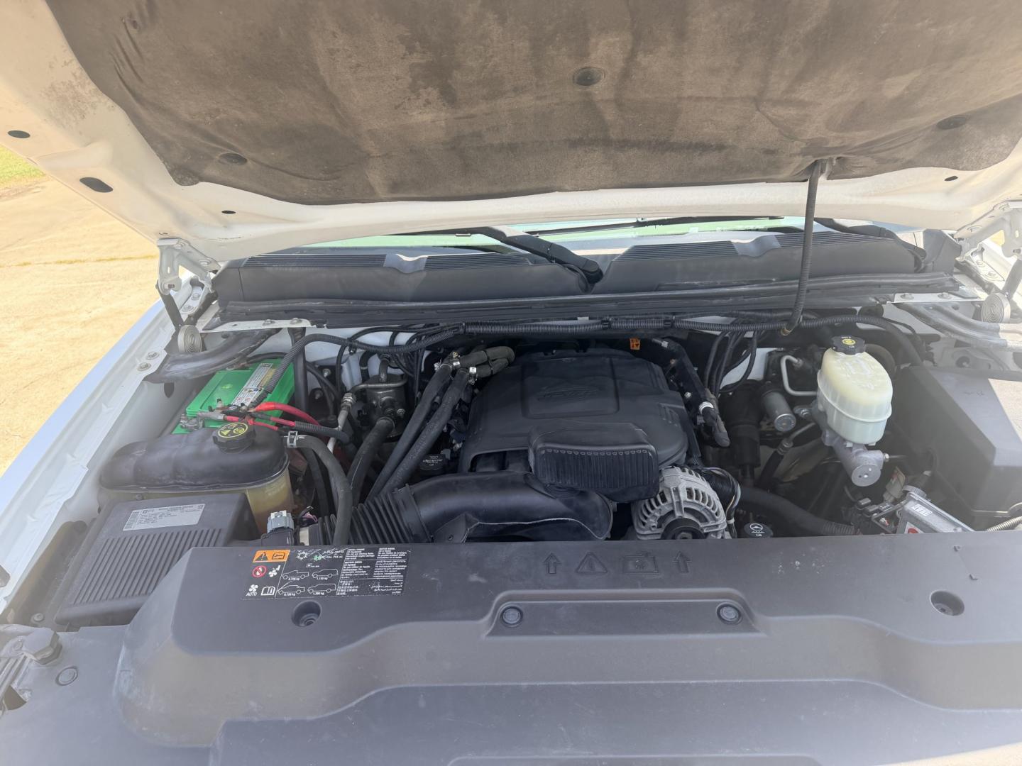 2013 White /BLACK Chevrolet Silverado 2500HD Work Truck Ext. Cab 2WD (1GC2CVCB0DZ) with an 6.0L V8 OHV 16V CNG engine, 6A transmission, located at 17760 Hwy 62, Morris, OK, 74445, (918) 733-4887, 35.609104, -95.877060 - 2013 CHEVY SILVERADO 2500 HD 2WD BI-FUEL SYSTEM RUNS ON CNG OR GASOLINE WITH THE 6.0L V8 ENGINE. IT FEATURES MANUAL SEATS, CLOTH INTERIOR, POWER LOCKS, MANUAL WINDOWS, AM/FM RADIO, CRUSIE CONTROL, TRACTION CONTROL, TAILER BRAKES, SAFETY LIGHT AND BED MATT. ONLY 179,449 MILES WITH FIRESTONE TIRES 245- Photo#19
