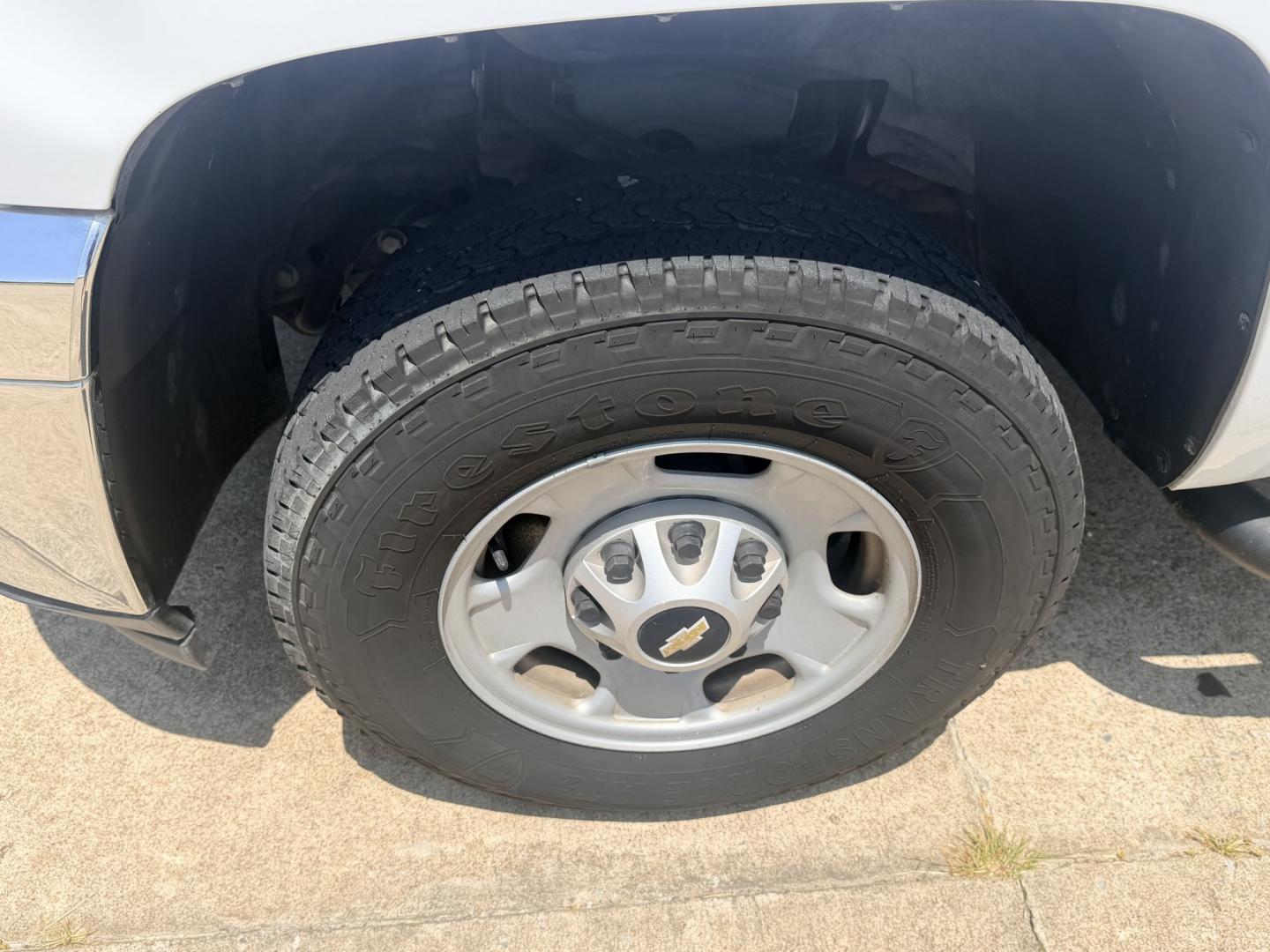 2013 White /BLACK Chevrolet Silverado 2500HD Work Truck Ext. Cab 2WD (1GC2CVCB0DZ) with an 6.0L V8 OHV 16V CNG engine, 6A transmission, located at 17760 Hwy 62, Morris, OK, 74445, (918) 733-4887, 35.609104, -95.877060 - 2013 CHEVY SILVERADO 2500 HD 2WD BI-FUEL SYSTEM RUNS ON CNG OR GASOLINE WITH THE 6.0L V8 ENGINE. IT FEATURES MANUAL SEATS, CLOTH INTERIOR, POWER LOCKS, MANUAL WINDOWS, AM/FM RADIO, CRUSIE CONTROL, TRACTION CONTROL, TAILER BRAKES, SAFETY LIGHT AND BED MATT. ONLY 179,449 MILES WITH FIRESTONE TIRES 245- Photo#25