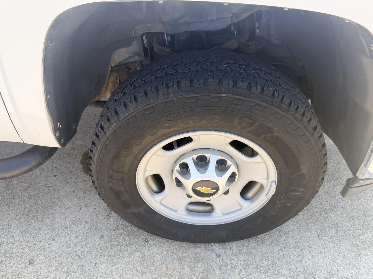 2013 White /BLACK Chevrolet Silverado 2500HD Work Truck Ext. Cab 2WD (1GC2CVCB0DZ) with an 6.0L V8 OHV 16V CNG engine, 6A transmission, located at 17760 Hwy 62, Morris, OK, 74445, (918) 733-4887, 35.609104, -95.877060 - 2013 CHEVY SILVERADO 2500 HD 2WD BI-FUEL SYSTEM RUNS ON CNG OR GASOLINE WITH THE 6.0L V8 ENGINE. IT FEATURES MANUAL SEATS, CLOTH INTERIOR, POWER LOCKS, MANUAL WINDOWS, AM/FM RADIO, CRUSIE CONTROL, TRACTION CONTROL, TAILER BRAKES, SAFETY LIGHT AND BED MATT. ONLY 179,449 MILES WITH FIRESTONE TIRES 245- Photo#26