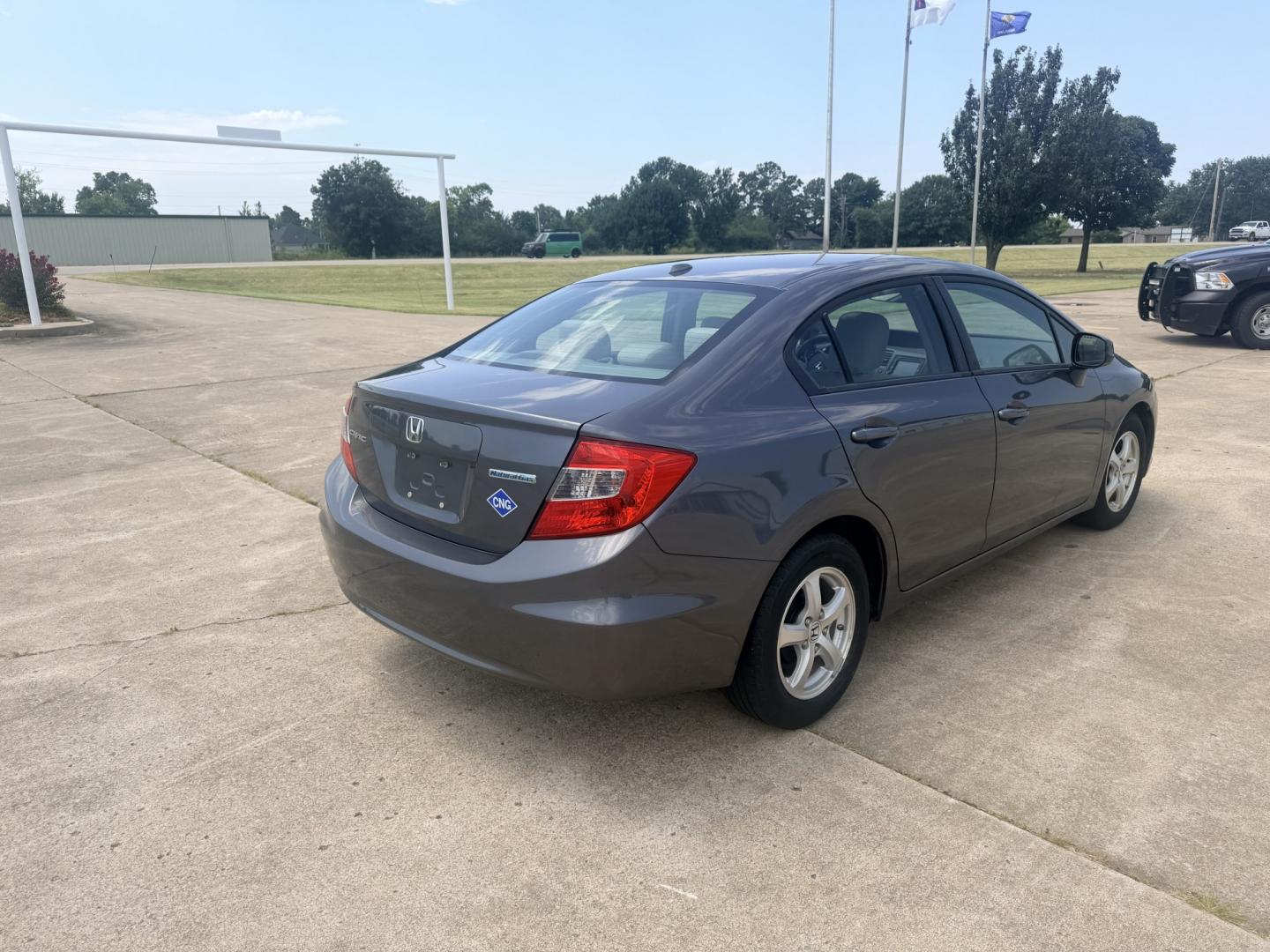 2012 Grey /GRAY Honda Civic CNG (19XFB5F53CE) with an 1.8L L4 SOHC 16V CNG engine, 5-Speed Automatic transmission, located at 17760 Hwy 62, Morris, OK, 74445, (918) 733-4887, 35.609104, -95.877060 - 2012 HONDA CIVIC DEDICATED CNG (RUNS ONLY ON COMPRESSED NATURAL GAS) HAS A 1.8L 4 CYLINDER ENGINE AND IS 2WD. FEATURES MANUAL SEATS, POWER LOCKS, POWER MIRRORS, POWER WINDOWS. HAS AM/FM RADIO, CD PLAYER, AUX PORT, NAVIGATION, CRUISE CONTROL, MULTI-FUNCTION STEERING WHEEL CONTROL, HANDS FREE CALLING- Photo#4