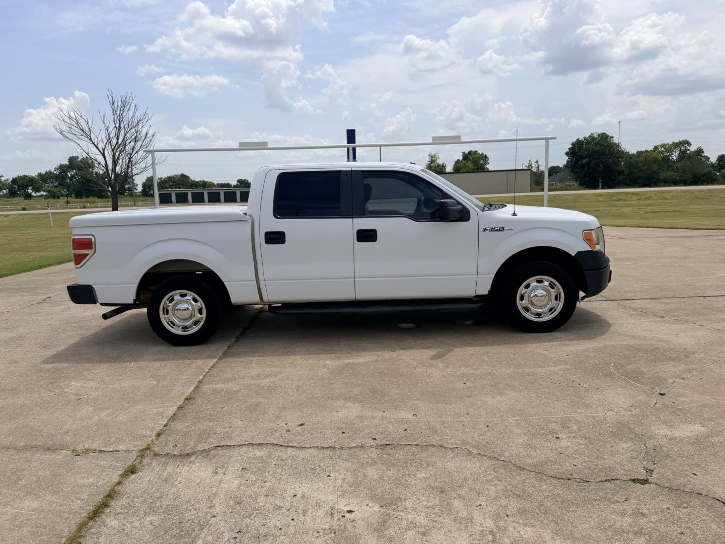 2014 White /Gray Ford F-150 XL (1FTEW1CM2EK) with an 3.7L V6 DOHC 24V engine, 6A transmission, located at 17760 Hwy 62, Morris, OK, 74445, (918) 733-4887, 35.609104, -95.877060 - 2014 FORD F-150 4WD HAS THE 3.7L V6 ENIGINE. DEDICATED CNG ONLY RUNS ON COMPRESSED NATURAL GAS. FEATURES KEYLESS REMOTE ENTRY, VINYL MANUAL SEATS, POWER LOCKS, POWER WINDOWS, AM/FM STEREO, CRUISE CONTROL, TRACTION CONTROL, AND BEDCOVER. HAS 145,653 MILES WITH 255/65R17 TIRES. ***CLEAN TITLE*** AND- Photo#3