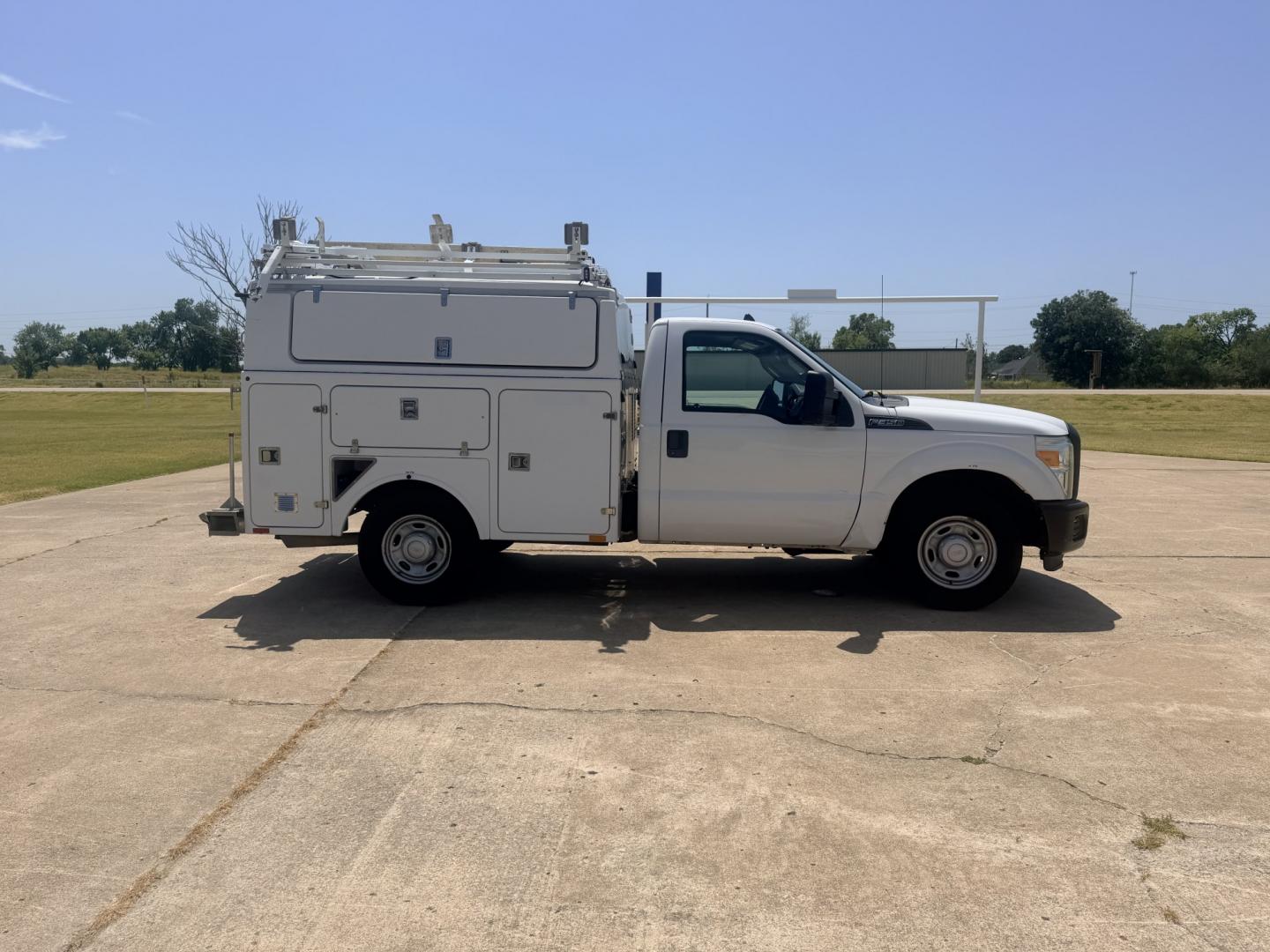 2013 White /GRAY Ford F-350 SD (1FDRF3A66DE) with an 6.2L V8 OHV 16V engine, 6A transmission, located at 17760 Hwy 62, Morris, OK, 74445, (918) 733-4887, 35.609104, -95.877060 - 2013 FORD F-350 6.2 V8 RWD DEDICATED CNG ONLY RUNS ON COMPRESSED NATURAL GAS AND DOES NOT RUN ON GASOLINE. FEATURES MANUAL SEATS, MANUAL LOCKS, MANUAL WINDOWS, MANUAL MIRRORS, AM/FM STEREO, VINYL SEATS, CRUISE CONTROL, TRACTION CONTROL, POWER CONVERTER, GASOLINE CUMMINGS GENERATOR, EASY LOAD LADDER- Photo#3
