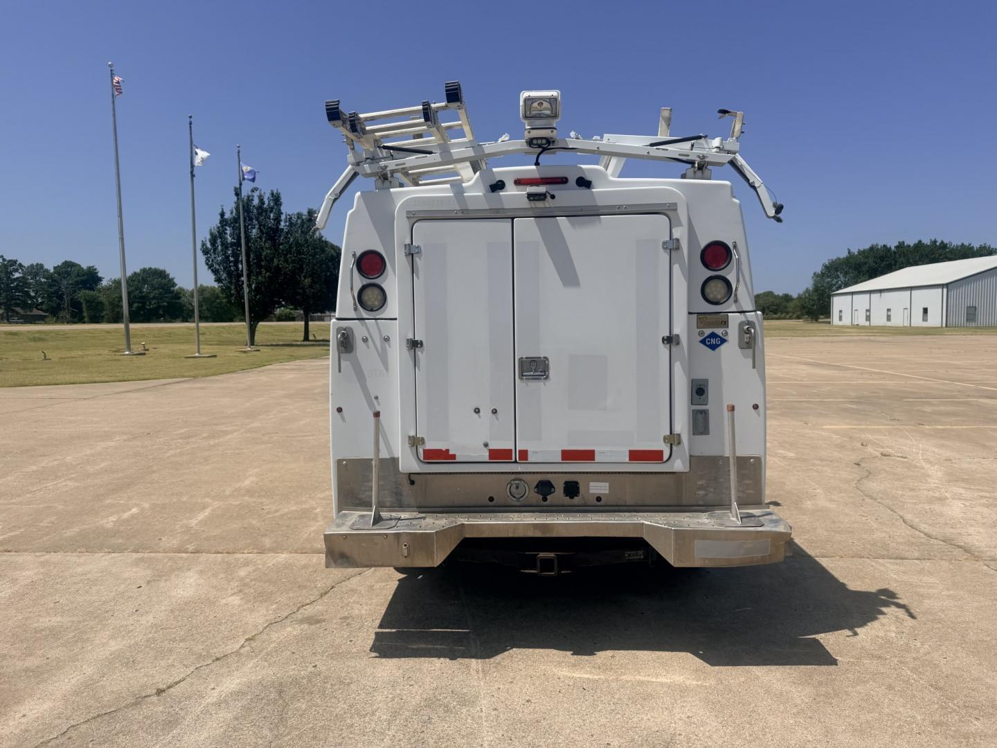 2013 White /GRAY Ford F-350 SD (1FDRF3A66DE) with an 6.2L V8 OHV 16V engine, 6A transmission, located at 17760 Hwy 62, Morris, OK, 74445, (918) 733-4887, 35.609104, -95.877060 - 2013 FORD F-350 6.2 V8 RWD DEDICATED CNG ONLY RUNS ON COMPRESSED NATURAL GAS AND DOES NOT RUN ON GASOLINE. FEATURES MANUAL SEATS, MANUAL LOCKS, MANUAL WINDOWS, MANUAL MIRRORS, AM/FM STEREO, VINYL SEATS, CRUISE CONTROL, TRACTION CONTROL, POWER CONVERTER, GASOLINE CUMMINGS GENERATOR, EASY LOAD LADDER- Photo#5