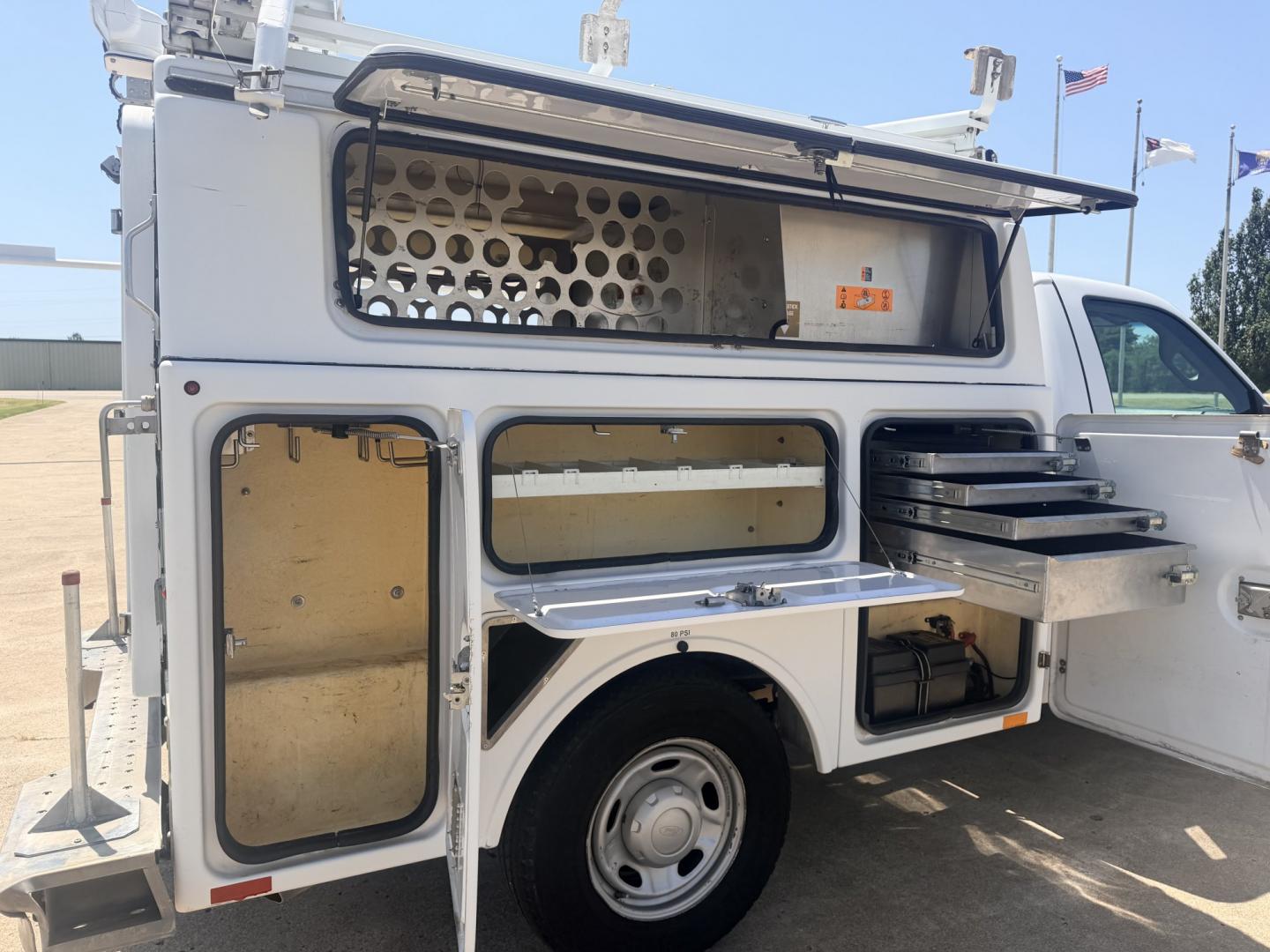 2013 White /GRAY Ford F-350 SD (1FDRF3A66DE) with an 6.2L V8 OHV 16V engine, 6A transmission, located at 17760 Hwy 62, Morris, OK, 74445, (918) 733-4887, 35.609104, -95.877060 - 2013 FORD F-350 6.2 V8 RWD DEDICATED CNG ONLY RUNS ON COMPRESSED NATURAL GAS AND DOES NOT RUN ON GASOLINE. FEATURES MANUAL SEATS, MANUAL LOCKS, MANUAL WINDOWS, MANUAL MIRRORS, AM/FM STEREO, VINYL SEATS, CRUISE CONTROL, TRACTION CONTROL, POWER CONVERTER, GASOLINE CUMMINGS GENERATOR, EASY LOAD LADDER- Photo#23