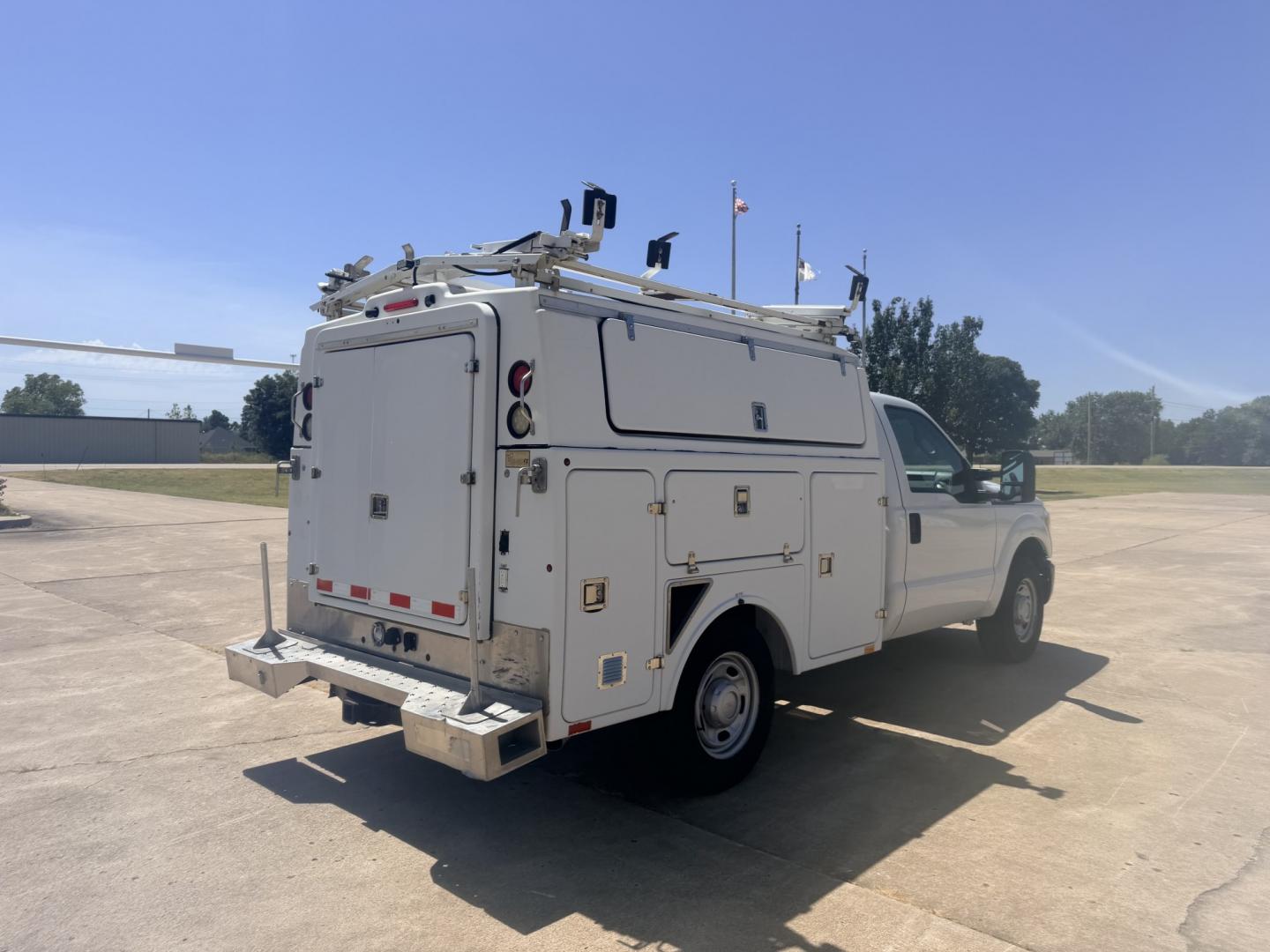 2013 White /GRAY Ford F-350 SD (1FDRF3A60DE) with an 6.2L V8 OHV 16V engine, 6A transmission, located at 17760 Hwy 62, Morris, OK, 74445, (918) 733-4887, 35.609104, -95.877060 - 2013 FORD F-350 6.2L V8 2WD DEDICATED CNG ONLY RUNS ON COMPRESSED NATURAL GAS AND DOES NOT RUN ON GASOLINE. FEATURES MANUAL SEATS, MANUAL LOCKS, MANUAL WINDOWS, MANUAL MIRRORS, AM/FM STEREO, VINYL SEATS, CRUISE CONTROL, TRACTION CONTROL, POWER CONVERTER, EASY LOAD LADDER RACK, BACK UP CAMERA,AND L- Photo#4