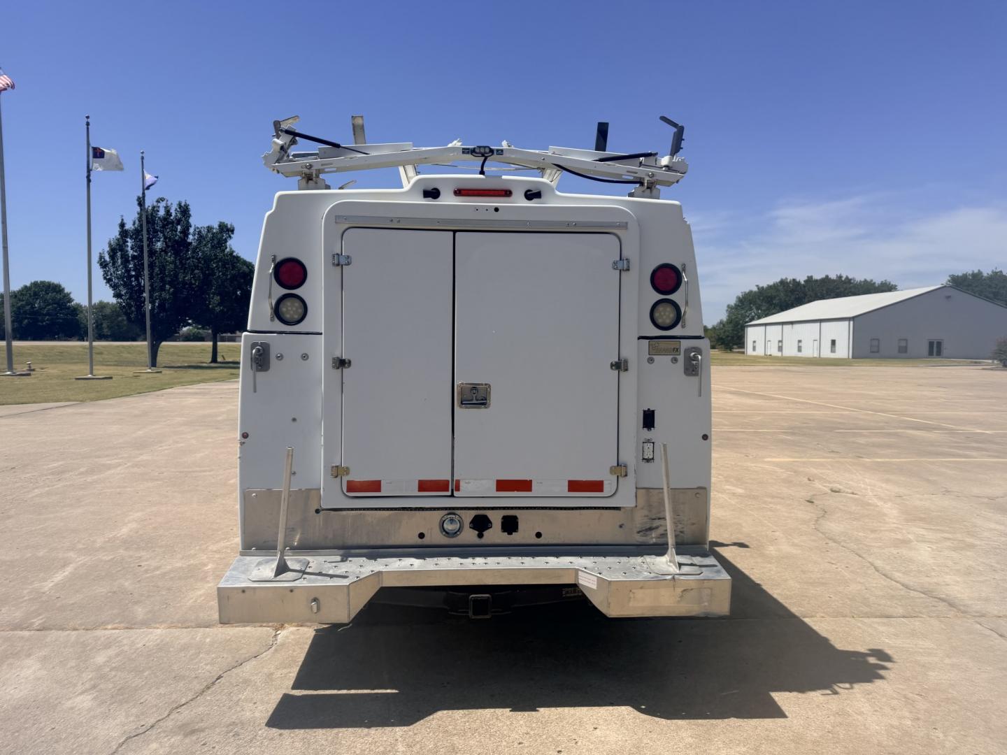 2013 White /GRAY Ford F-350 SD (1FDRF3A60DE) with an 6.2L V8 OHV 16V engine, 6A transmission, located at 17760 Hwy 62, Morris, OK, 74445, (918) 733-4887, 35.609104, -95.877060 - 2013 FORD F-350 6.2L V8 2WD DEDICATED CNG ONLY RUNS ON COMPRESSED NATURAL GAS AND DOES NOT RUN ON GASOLINE. FEATURES MANUAL SEATS, MANUAL LOCKS, MANUAL WINDOWS, MANUAL MIRRORS, AM/FM STEREO, VINYL SEATS, CRUISE CONTROL, TRACTION CONTROL, POWER CONVERTER, EASY LOAD LADDER RACK, BACK UP CAMERA,AND L- Photo#5