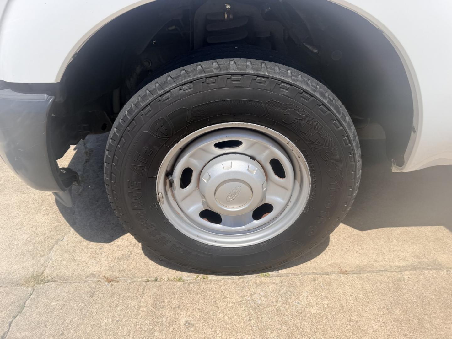 2013 White /GRAY Ford F-350 SD (1FDRF3A60DE) with an 6.2L V8 OHV 16V engine, 6A transmission, located at 17760 Hwy 62, Morris, OK, 74445, (918) 733-4887, 35.609104, -95.877060 - 2013 FORD F-350 6.2L V8 2WD DEDICATED CNG ONLY RUNS ON COMPRESSED NATURAL GAS AND DOES NOT RUN ON GASOLINE. FEATURES MANUAL SEATS, MANUAL LOCKS, MANUAL WINDOWS, MANUAL MIRRORS, AM/FM STEREO, VINYL SEATS, CRUISE CONTROL, TRACTION CONTROL, POWER CONVERTER, EASY LOAD LADDER RACK, BACK UP CAMERA,AND L- Photo#25