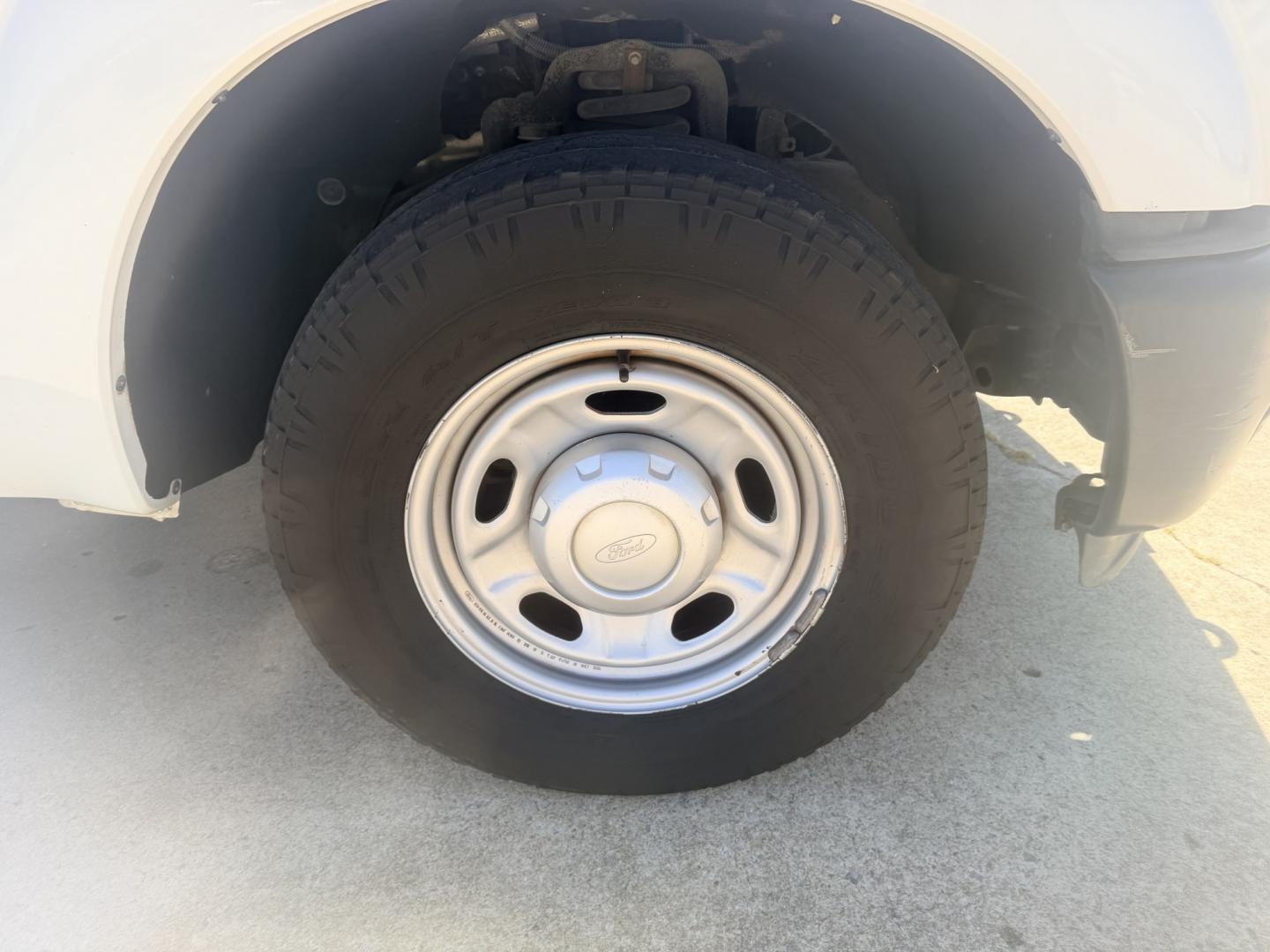2013 White /GRAY Ford F-350 SD (1FDRF3A60DE) with an 6.2L V8 OHV 16V engine, 6A transmission, located at 17760 Hwy 62, Morris, OK, 74445, (918) 733-4887, 35.609104, -95.877060 - 2013 FORD F-350 6.2L V8 2WD DEDICATED CNG ONLY RUNS ON COMPRESSED NATURAL GAS AND DOES NOT RUN ON GASOLINE. FEATURES MANUAL SEATS, MANUAL LOCKS, MANUAL WINDOWS, MANUAL MIRRORS, AM/FM STEREO, VINYL SEATS, CRUISE CONTROL, TRACTION CONTROL, POWER CONVERTER, EASY LOAD LADDER RACK, BACK UP CAMERA,AND L- Photo#26