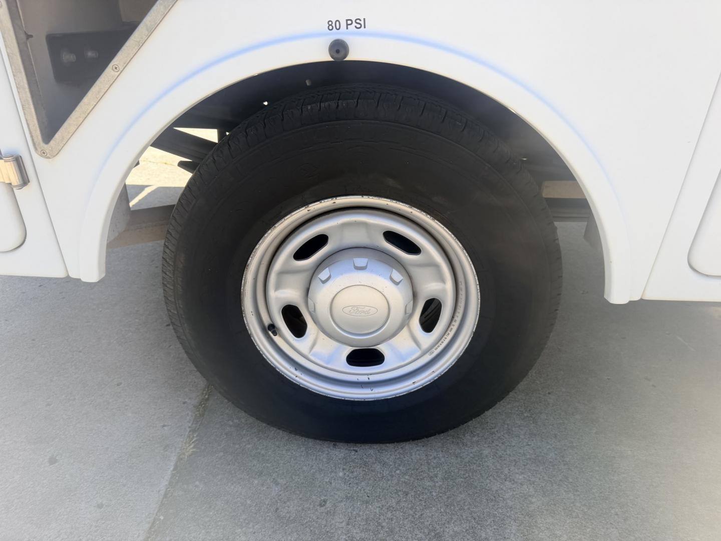 2013 White /GRAY Ford F-350 SD (1FDRF3A60DE) with an 6.2L V8 OHV 16V engine, 6A transmission, located at 17760 Hwy 62, Morris, OK, 74445, (918) 733-4887, 35.609104, -95.877060 - 2013 FORD F-350 6.2L V8 2WD DEDICATED CNG ONLY RUNS ON COMPRESSED NATURAL GAS AND DOES NOT RUN ON GASOLINE. FEATURES MANUAL SEATS, MANUAL LOCKS, MANUAL WINDOWS, MANUAL MIRRORS, AM/FM STEREO, VINYL SEATS, CRUISE CONTROL, TRACTION CONTROL, POWER CONVERTER, EASY LOAD LADDER RACK, BACK UP CAMERA,AND L- Photo#27