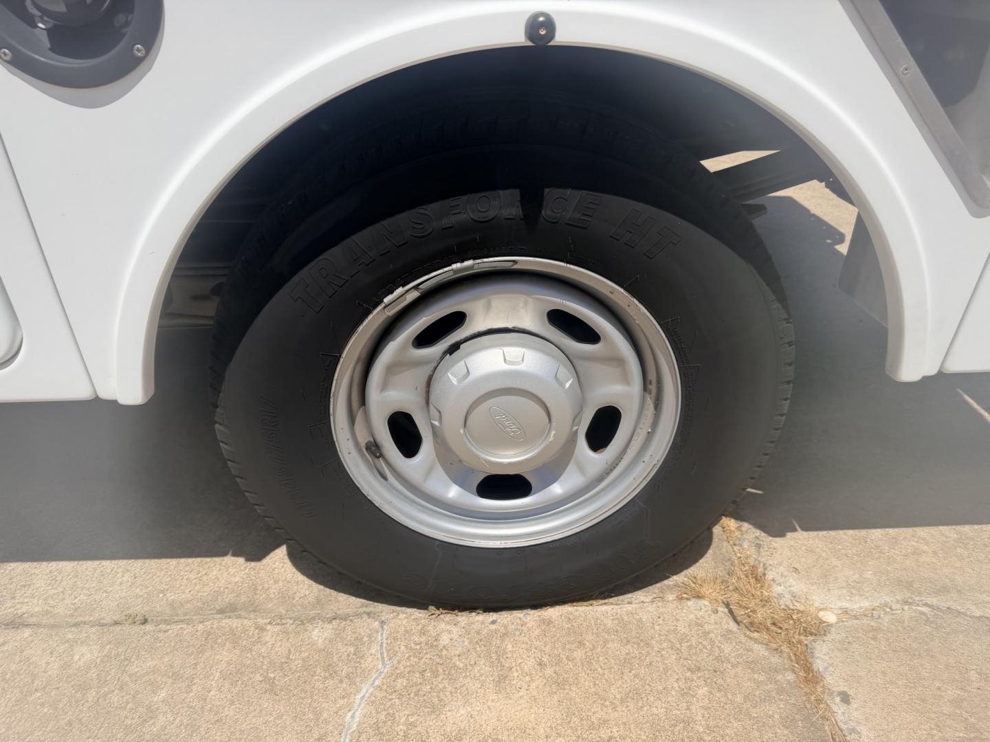2013 White /GRAY Ford F-350 SD (1FDRF3A60DE) with an 6.2L V8 OHV 16V engine, 6A transmission, located at 17760 Hwy 62, Morris, OK, 74445, (918) 733-4887, 35.609104, -95.877060 - 2013 FORD F-350 6.2L V8 2WD DEDICATED CNG ONLY RUNS ON COMPRESSED NATURAL GAS AND DOES NOT RUN ON GASOLINE. FEATURES MANUAL SEATS, MANUAL LOCKS, MANUAL WINDOWS, MANUAL MIRRORS, AM/FM STEREO, VINYL SEATS, CRUISE CONTROL, TRACTION CONTROL, POWER CONVERTER, EASY LOAD LADDER RACK, BACK UP CAMERA,AND L- Photo#28