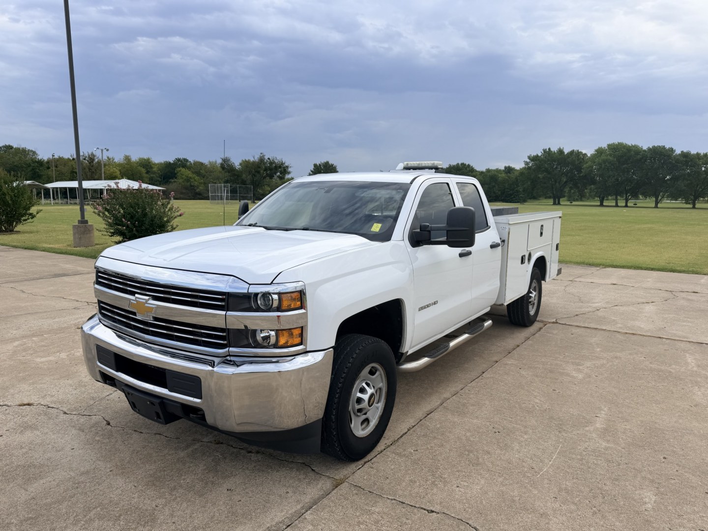 2018 Silver /GRAY Chevrolet Silverado 2500HD (1GB2CUEG0JZ) with an 6.0L V8 OHV 16V FFV engine, 6A transmission, located at 17760 Hwy 62, Morris, OK, 74445, (918) 733-4887, 35.609104, -95.877060 - 2018 CHEVY SILVERADO 2500 HD 2WD BI-FUEL SYSTEM THAT RUNS ON CNG OR GASOLINE WITH 6.0L V8 ENIGINE. IT FEATURES POWER LOCKS, POWER WINDOWS, MANUAL SEATS, VINLY INTERIOR, CRUSIE CONTROL, TRACTION CONTROL, BACKUP CAMERA, AM/FM RADIO, BLUETOOTH RADIO, NO BACK SEAT HAS OPEN TOOL BOX, (ADDITIONAL BACK SEA- Photo#0