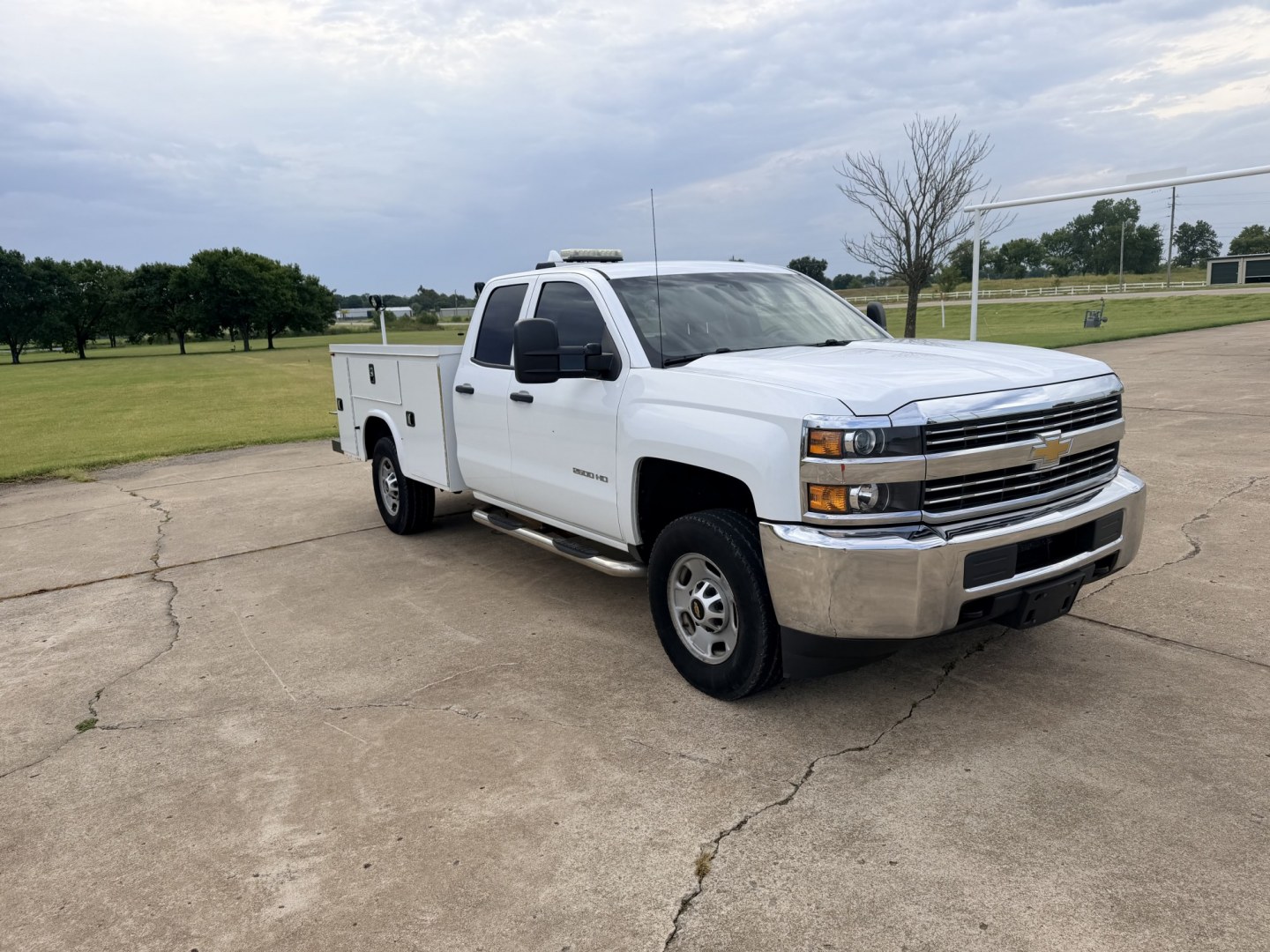2018 Silver /GRAY Chevrolet Silverado 2500HD (1GB2CUEG0JZ) with an 6.0L V8 OHV 16V FFV engine, 6A transmission, located at 17760 Hwy 62, Morris, OK, 74445, (918) 733-4887, 35.609104, -95.877060 - 2018 CHEVY SILVERADO 2500 HD 2WD BI-FUEL SYSTEM THAT RUNS ON CNG OR GASOLINE WITH 6.0L V8 ENIGINE. IT FEATURES POWER LOCKS, POWER WINDOWS, MANUAL SEATS, VINLY INTERIOR, CRUSIE CONTROL, TRACTION CONTROL, BACKUP CAMERA, AM/FM RADIO, BLUETOOTH RADIO, NO BACK SEAT HAS OPEN TOOL BOX, (ADDITIONAL BACK SEA- Photo#2