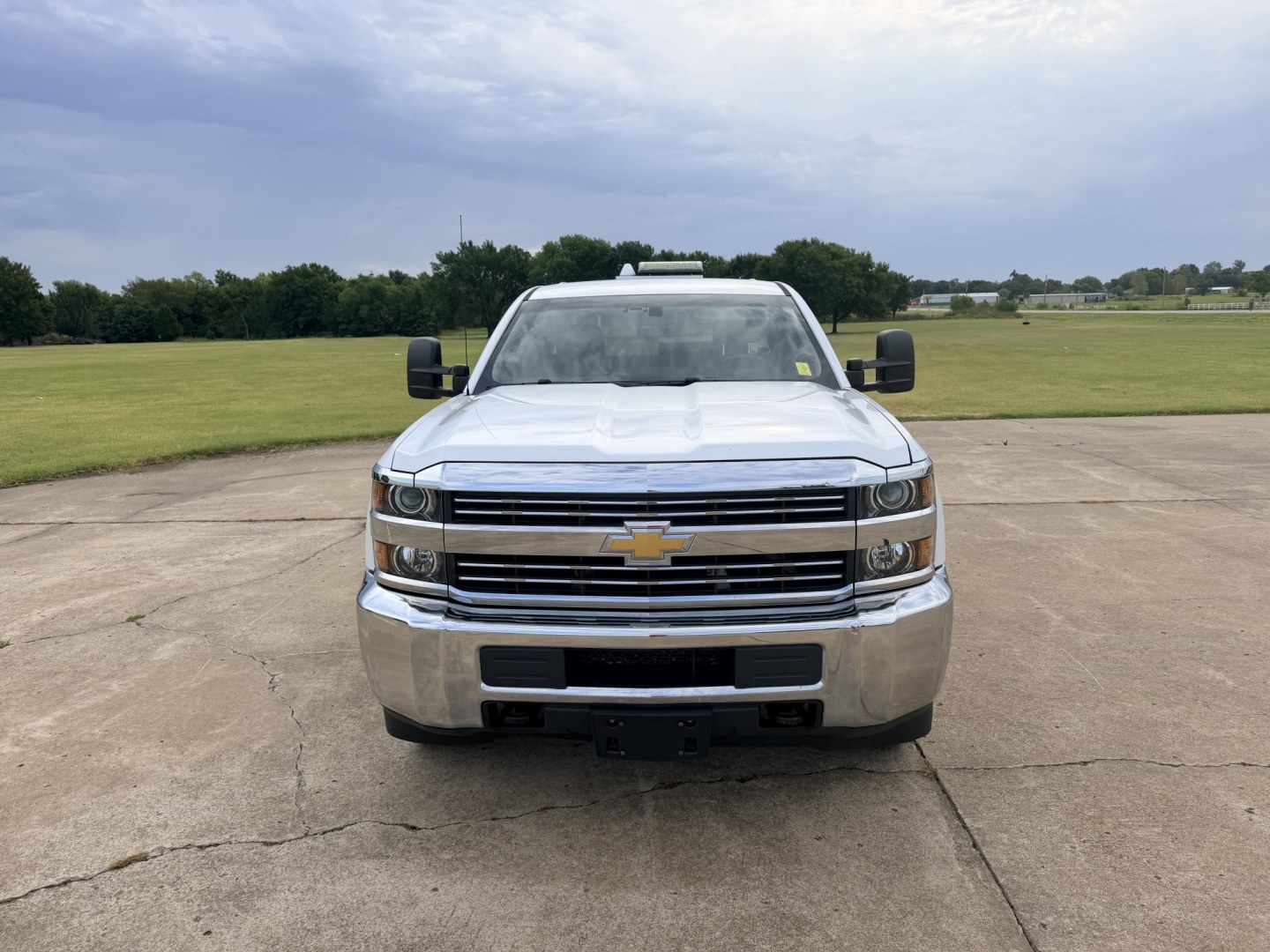 2018 Silver /GRAY Chevrolet Silverado 2500HD (1GB2CUEG0JZ) with an 6.0L V8 OHV 16V FFV engine, 6A transmission, located at 17760 Hwy 62, Morris, OK, 74445, (918) 733-4887, 35.609104, -95.877060 - 2018 CHEVY SILVERADO 2500 HD 2WD BI-FUEL SYSTEM THAT RUNS ON CNG OR GASOLINE WITH 6.0L V8 ENIGINE. IT FEATURES POWER LOCKS, POWER WINDOWS, MANUAL SEATS, VINLY INTERIOR, CRUSIE CONTROL, TRACTION CONTROL, BACKUP CAMERA, AM/FM RADIO, BLUETOOTH RADIO, NO BACK SEAT HAS OPEN TOOL BOX, (ADDITIONAL BACK SEA- Photo#1