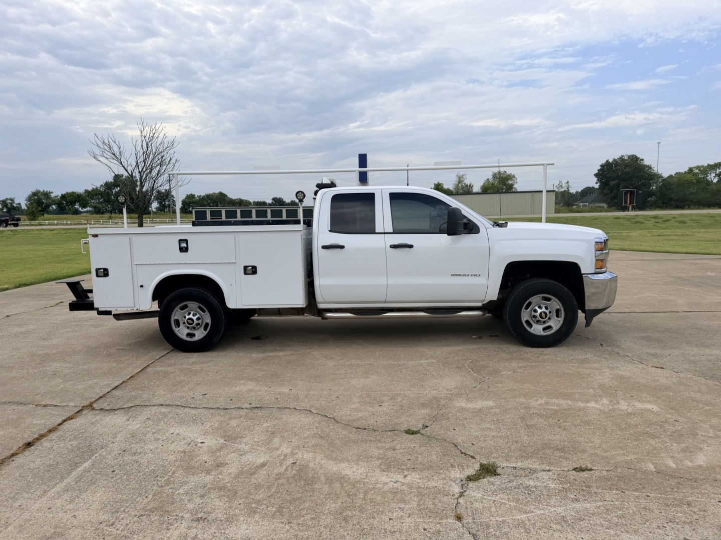 2018 Silver /GRAY Chevrolet Silverado 2500HD (1GB2CUEG0JZ) with an 6.0L V8 OHV 16V FFV engine, 6A transmission, located at 17760 Hwy 62, Morris, OK, 74445, (918) 733-4887, 35.609104, -95.877060 - 2018 CHEVY SILVERADO 2500 HD 2WD BI-FUEL SYSTEM THAT RUNS ON CNG OR GASOLINE WITH 6.0L V8 ENIGINE. IT FEATURES POWER LOCKS, POWER WINDOWS, MANUAL SEATS, VINLY INTERIOR, CRUSIE CONTROL, TRACTION CONTROL, BACKUP CAMERA, AM/FM RADIO, BLUETOOTH RADIO, NO BACK SEAT HAS OPEN TOOL BOX, (ADDITIONAL BACK SEA- Photo#3