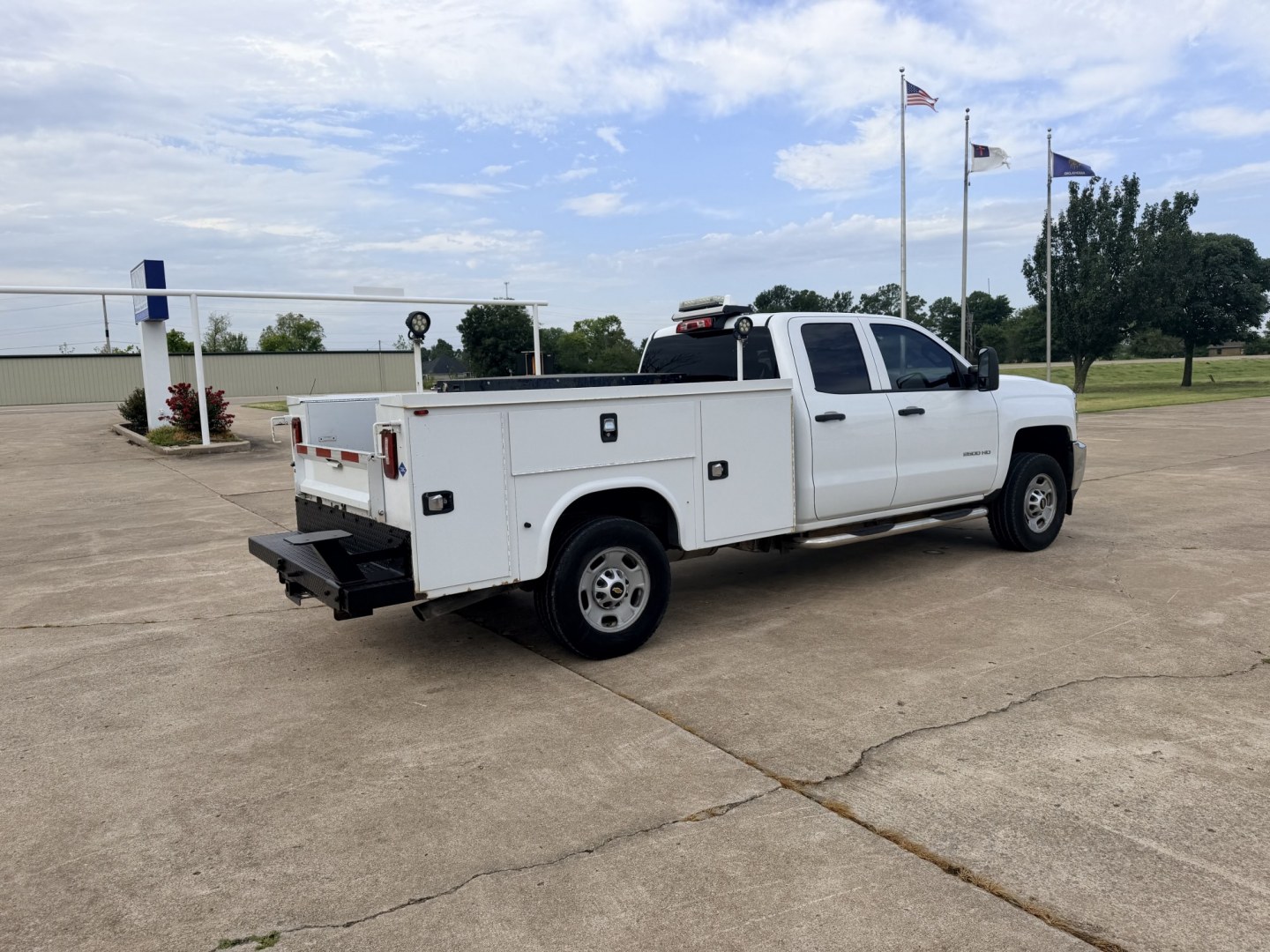 2018 Silver /GRAY Chevrolet Silverado 2500HD (1GB2CUEG0JZ) with an 6.0L V8 OHV 16V FFV engine, 6A transmission, located at 17760 Hwy 62, Morris, OK, 74445, (918) 733-4887, 35.609104, -95.877060 - 2018 CHEVY SILVERADO 2500 HD 2WD BI-FUEL SYSTEM THAT RUNS ON CNG OR GASOLINE WITH 6.0L V8 ENIGINE. IT FEATURES POWER LOCKS, POWER WINDOWS, MANUAL SEATS, VINLY INTERIOR, CRUSIE CONTROL, TRACTION CONTROL, BACKUP CAMERA, AM/FM RADIO, BLUETOOTH RADIO, NO BACK SEAT HAS OPEN TOOL BOX, (ADDITIONAL BACK SEA- Photo#4