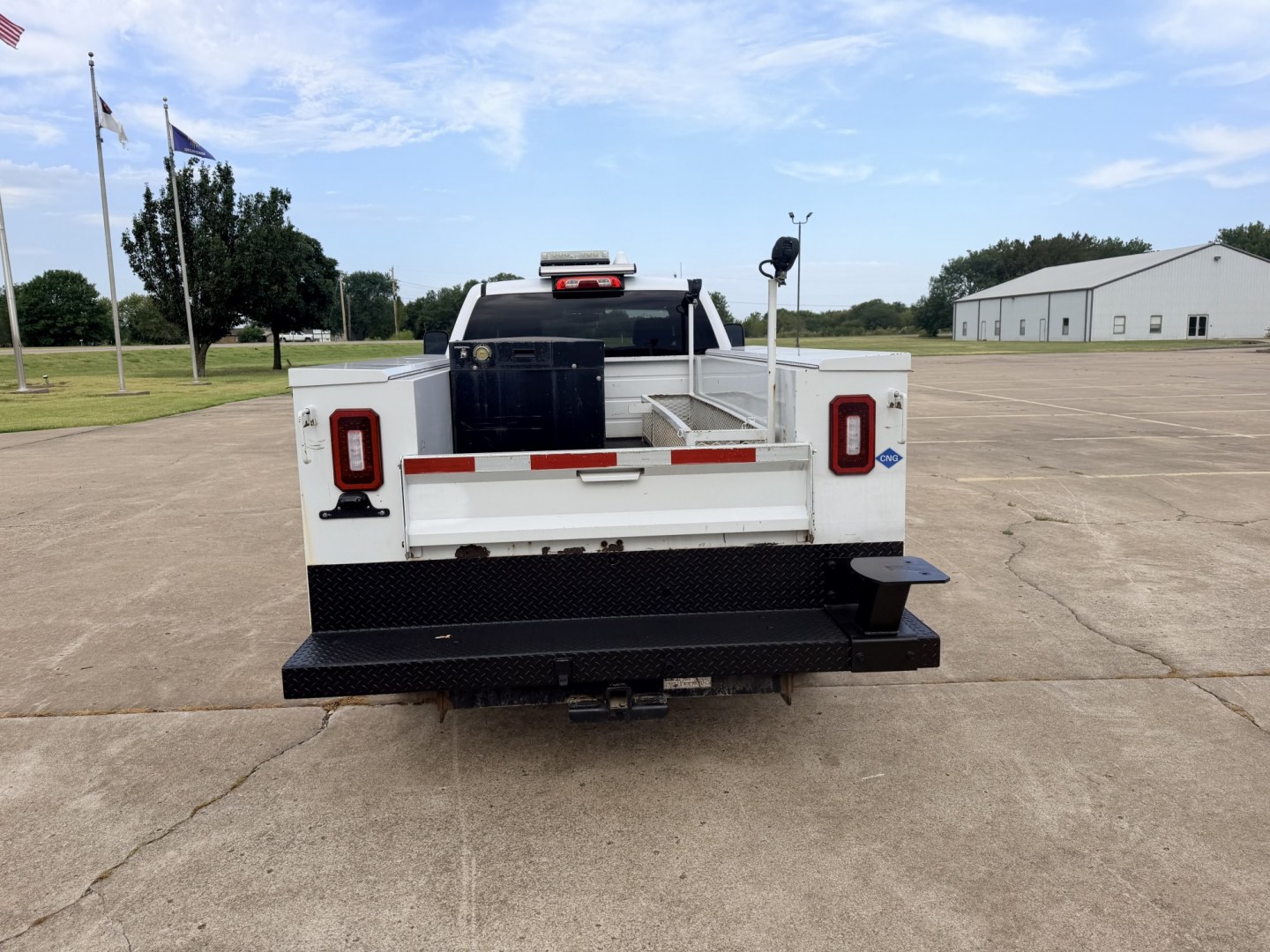 2018 Silver /GRAY Chevrolet Silverado 2500HD (1GB2CUEG0JZ) with an 6.0L V8 OHV 16V FFV engine, 6A transmission, located at 17760 Hwy 62, Morris, OK, 74445, (918) 733-4887, 35.609104, -95.877060 - 2018 CHEVY SILVERADO 2500 HD 2WD BI-FUEL SYSTEM THAT RUNS ON CNG OR GASOLINE WITH 6.0L V8 ENIGINE. IT FEATURES POWER LOCKS, POWER WINDOWS, MANUAL SEATS, VINLY INTERIOR, CRUSIE CONTROL, TRACTION CONTROL, BACKUP CAMERA, AM/FM RADIO, BLUETOOTH RADIO, NO BACK SEAT HAS OPEN TOOL BOX, (ADDITIONAL BACK SEA- Photo#5