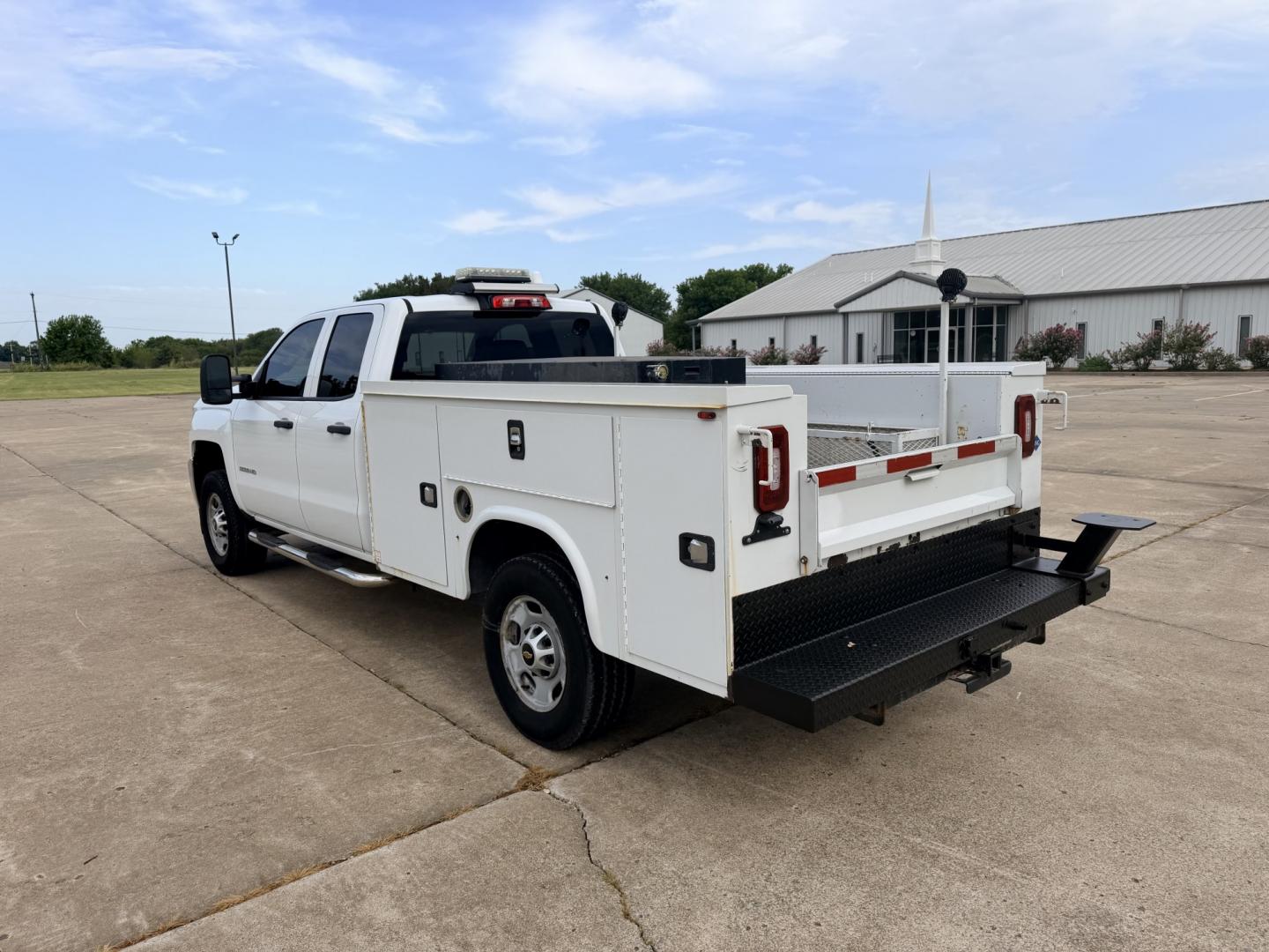 2018 Silver /GRAY Chevrolet Silverado 2500HD (1GB2CUEG0JZ) with an 6.0L V8 OHV 16V FFV engine, 6A transmission, located at 17760 Hwy 62, Morris, OK, 74445, (918) 733-4887, 35.609104, -95.877060 - 2018 CHEVY SILVERADO 2500 HD 2WD BI-FUEL SYSTEM THAT RUNS ON CNG OR GASOLINE WITH 6.0L V8 ENIGINE. IT FEATURES POWER LOCKS, POWER WINDOWS, MANUAL SEATS, VINLY INTERIOR, CRUSIE CONTROL, TRACTION CONTROL, BACKUP CAMERA, AM/FM RADIO, BLUETOOTH RADIO, NO BACK SEAT HAS OPEN TOOL BOX, (ADDITIONAL BACK SEA- Photo#7