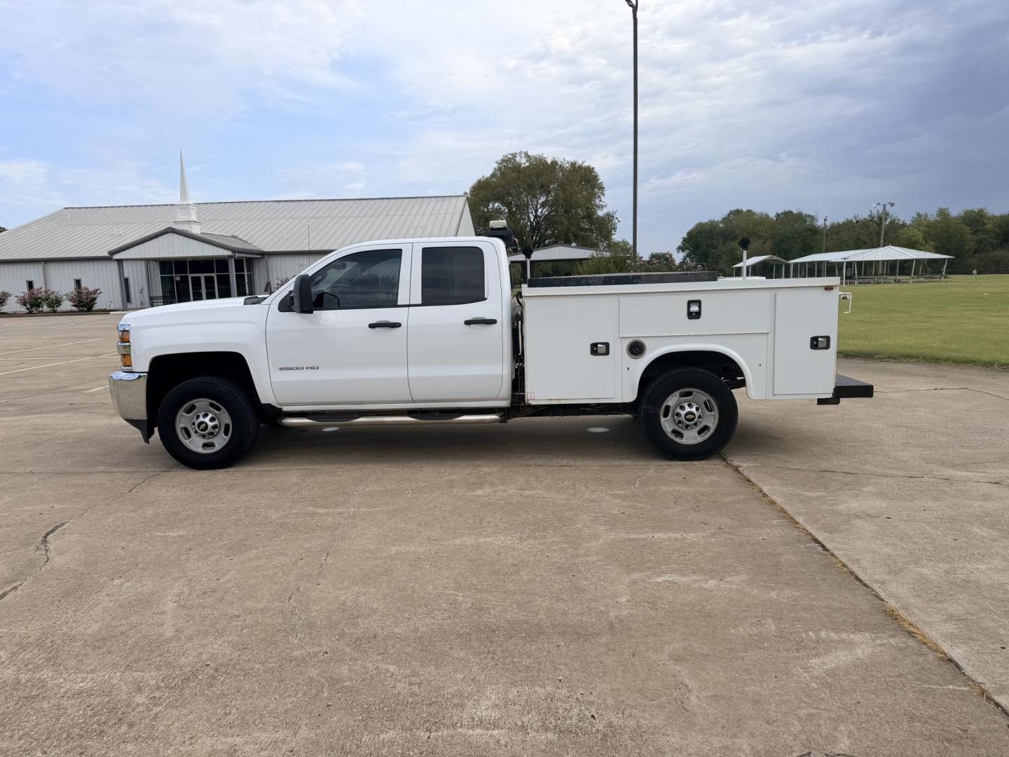 2018 Silver /GRAY Chevrolet Silverado 2500HD (1GB2CUEG0JZ) with an 6.0L V8 OHV 16V FFV engine, 6A transmission, located at 17760 Hwy 62, Morris, OK, 74445, (918) 733-4887, 35.609104, -95.877060 - 2018 CHEVY SILVERADO 2500 HD 2WD BI-FUEL SYSTEM THAT RUNS ON CNG OR GASOLINE WITH 6.0L V8 ENIGINE. IT FEATURES POWER LOCKS, POWER WINDOWS, MANUAL SEATS, VINLY INTERIOR, CRUSIE CONTROL, TRACTION CONTROL, BACKUP CAMERA, AM/FM RADIO, BLUETOOTH RADIO, NO BACK SEAT HAS OPEN TOOL BOX, (ADDITIONAL BACK SEA- Photo#8