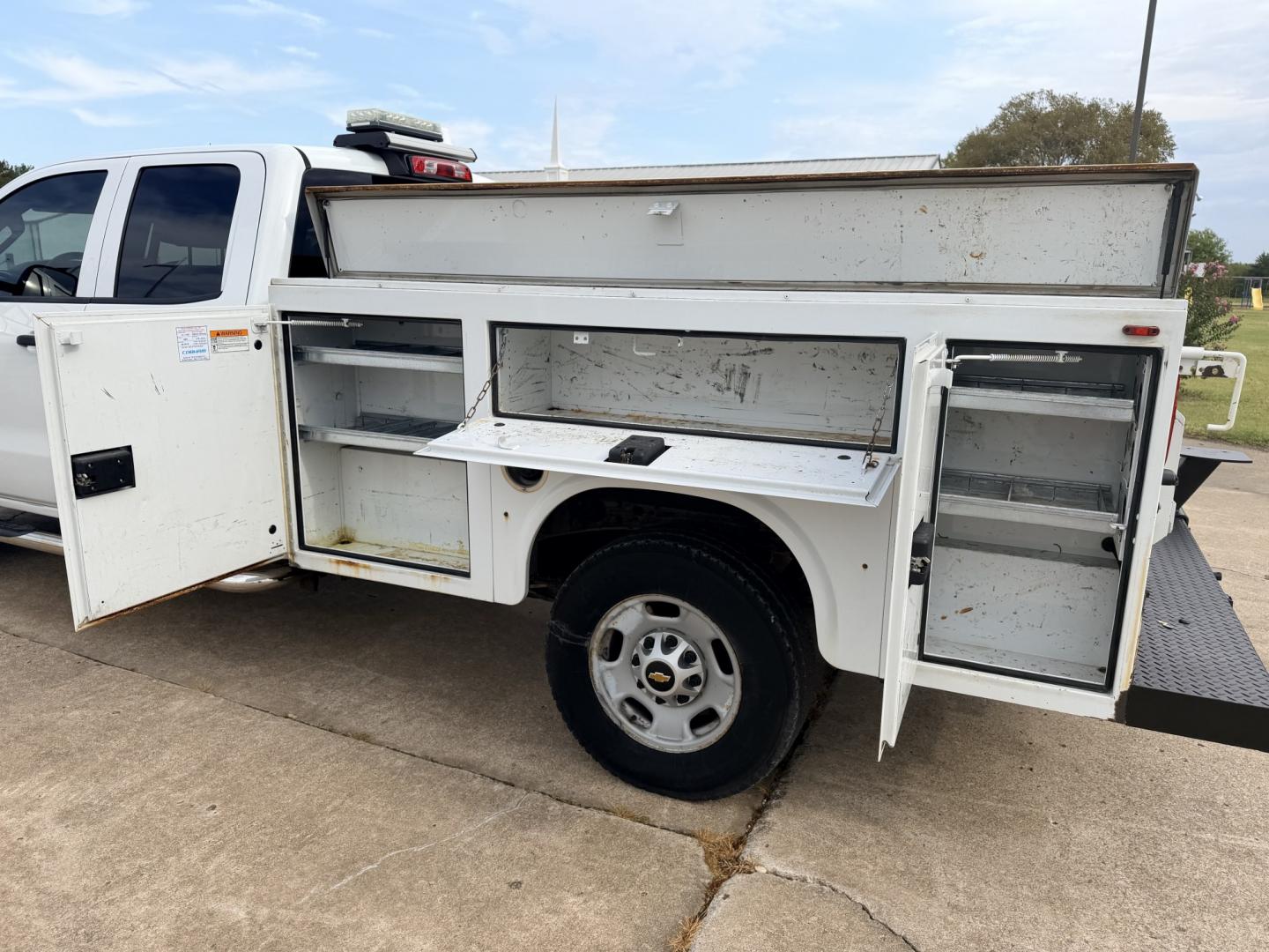 2018 Silver /GRAY Chevrolet Silverado 2500HD (1GB2CUEG0JZ) with an 6.0L V8 OHV 16V FFV engine, 6A transmission, located at 17760 Hwy 62, Morris, OK, 74445, (918) 733-4887, 35.609104, -95.877060 - 2018 CHEVY SILVERADO 2500 HD 2WD BI-FUEL SYSTEM THAT RUNS ON CNG OR GASOLINE WITH 6.0L V8 ENIGINE. IT FEATURES POWER LOCKS, POWER WINDOWS, MANUAL SEATS, VINLY INTERIOR, CRUSIE CONTROL, TRACTION CONTROL, BACKUP CAMERA, AM/FM RADIO, BLUETOOTH RADIO, NO BACK SEAT HAS OPEN TOOL BOX, (ADDITIONAL BACK SEA- Photo#17