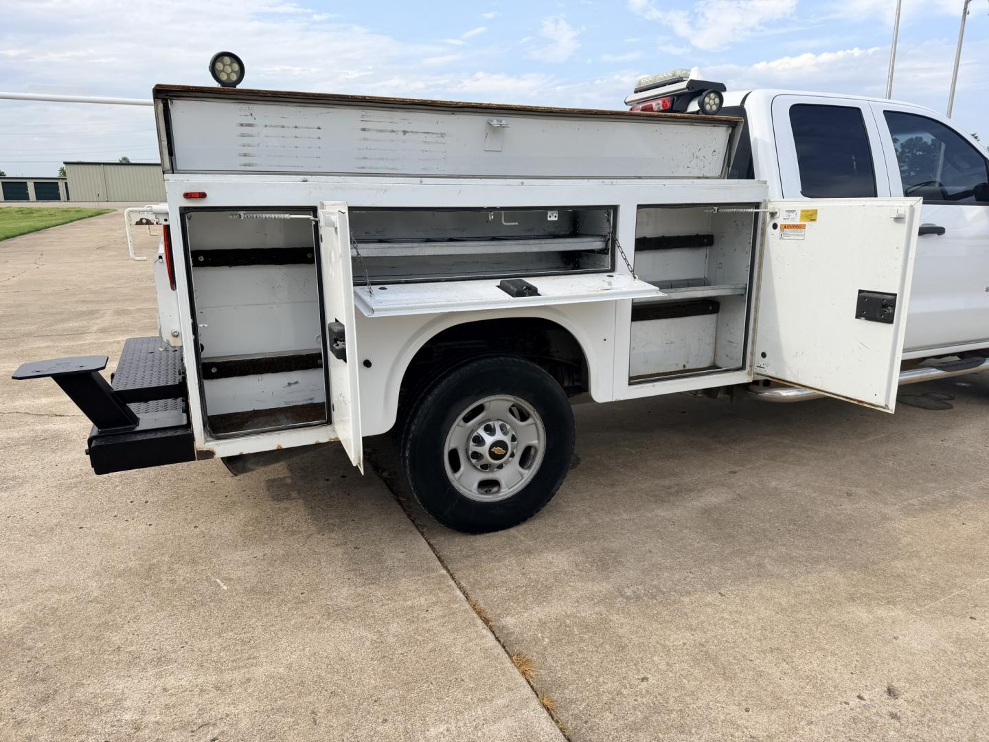 2018 Silver /GRAY Chevrolet Silverado 2500HD (1GB2CUEG0JZ) with an 6.0L V8 OHV 16V FFV engine, 6A transmission, located at 17760 Hwy 62, Morris, OK, 74445, (918) 733-4887, 35.609104, -95.877060 - 2018 CHEVY SILVERADO 2500 HD 2WD BI-FUEL SYSTEM THAT RUNS ON CNG OR GASOLINE WITH 6.0L V8 ENIGINE. IT FEATURES POWER LOCKS, POWER WINDOWS, MANUAL SEATS, VINLY INTERIOR, CRUSIE CONTROL, TRACTION CONTROL, BACKUP CAMERA, AM/FM RADIO, BLUETOOTH RADIO, NO BACK SEAT HAS OPEN TOOL BOX, (ADDITIONAL BACK SEA- Photo#20